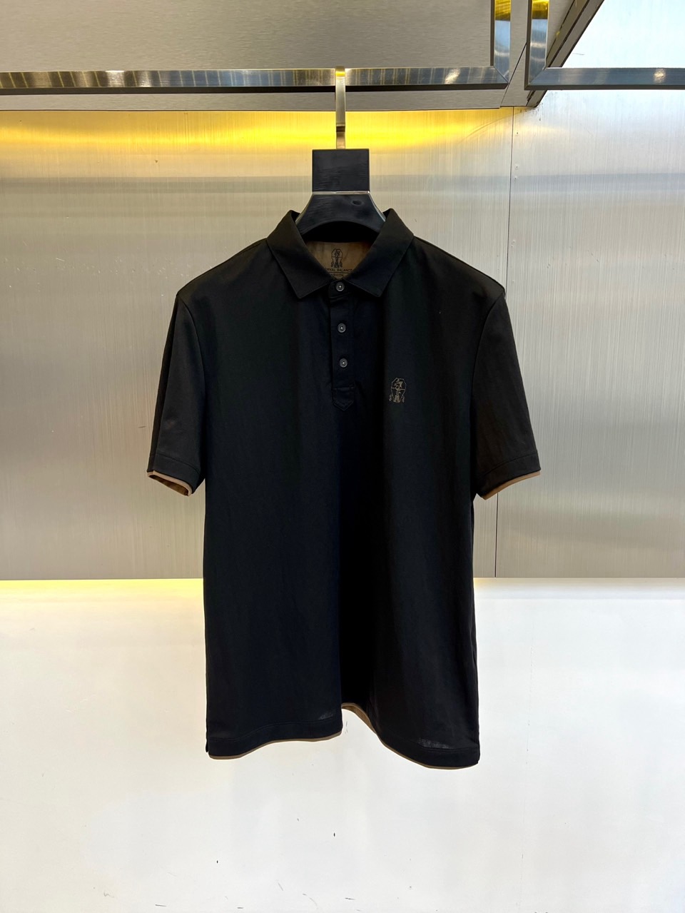 NO:494174,BC, high-end customization - Supreme Business and Casual Style 25 Men's Hemp Polo Shirt, Classic Business Men's Clothing, Men's Clothing, High-quality Simple TEE, This Hemp Shirt is precise to the delicate craftsmanship of each needle, completely different from ordinary fabric cutting. The lines are smooth and the style is crisp, perfectly modifying the body. Whether it is daily going out or business leisure, it can be easily controlled, demonstrating the elegant temperament of men. The classic round neck design is simple but not atmospheric, and the double-layer fake two-piece layered design at the hem. It is suitable for various styles of wear. Whether it is matched with casual jeans or capable business trousers, it can show a unique fashion taste and easily become the focus of the crowd. The texture is silky, close to the body, skin-friendly and breathable!  48-56 (model 173, 143 catties upper body 50 sizes), jeans, alexander wang19860909BC、高端定制-至尊商务休闲风25男士麻料Polo衫,经典商务男装,男装界的天花板,高质感的简约TEE,这款麻料衫,精准到每一针的细腻工艺,完全区别于普通面料裁剪.线条流畅,版型挺括,完美修饰身形,无论是日常出街还是商务休闲,都能轻松驾驭,彰显男士优雅气质.经典圆领设计,简约而不失大气,下摆双层假两件叠穿设计.适配各种风格穿搭.无论是搭配休闲牛仔裤,还是干练的商务西裤,都能展现出独特的时尚品味,轻松成为人群焦点.质感丝滑,贴身亲肤透气！48-56（模特173,143斤上身50码）,,jeans,alexander wang,Men's clothing