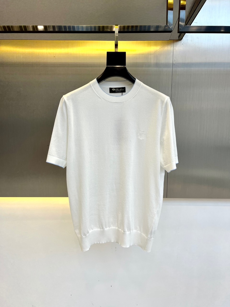 NO:494182,Loro Piana, Italian LP men's clothing 25 summer new knitted cotton breathable fashion casual old-fashioned contrast threaded round neck short-sleeved T-shirt. Casual tailored cotton sweatshirt is simple and generous, paired with classic contrast threaded stripes, exquisite and exquisite, full and stylish, strongly highlighting the brand's personality and culture, enhancing the overall style and taste, with a strong texture and high brand identity. Simple and versatile style, not picky about people to wear, never out of date, the matching index is very high, single wear or base wear is a good choice, easily leading the fashion trend, a must-have for high-end and trendy men!  Imported customer supply double-strand combed cotton, 90 cotton 10 silk, delicate and soft texture, elastic, comfortable and breathable, and cool to wear, and will not fade or deform after wearing for a long time. 48-56 (model 173, 143 catties upper body 50 sizes), loro piana, loro piana, T-shirt, tees, t-shirt, alexander wang19860909Loro Piana诺悠翩雅、意大利LP男装25夏季新款针织棉透气时尚休闲老钱风撞色螺纹圆领短袖T恤.休闲剪裁棉质运动衫,简单大方,搭配经典的撞色螺纹条纹,精致考究,饱满有型,强烈地凸显出品牌的个性与文化,提升了整体的格调与品位,质感极强,品牌标识度高.简约百搭款,不挑人穿,永不过时,搭配指数非常高,单穿或者打底穿都是不错的选择,轻松引领时尚潮流,高端新潮型男必备尚品！进口客供双股精梳棉,90棉10丝绸、质感细腻柔软,有弹性,穿着舒适透气凉爽,且久穿久洗不褪色不变形.48-56（模特173,143斤上身50码）,,loro piana,loro piana,T-shirt,tees，t-shirt,alexander wang,Men's clothing