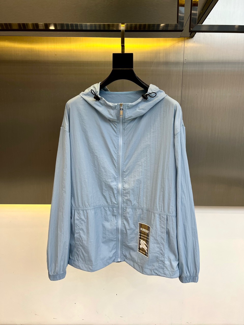 NO:494189,Burberry and men's hooded casual jackets, spring and summer thin jackets, sun protection clothes. Ultralight four-sided elastic sun protection fabric, full-pressure glue waterproof and breathable process. Sun protection performance UPF20+, super water-repellent performance, can reach level 4 after washing, absorb sweat and remove moisture, keep the body dry, light, thin, stylish, soft, elastic and smooth, spliced ​​decorative fabric nylon + 15 elastic pull-up frame, making the fabric wear-resistant and elastic, and the ready-to-wear has a strong sense of muscles and bones!  Excellent choice for casual outdoors.M-3XL (model 173-catties upper body L), burberry, jackets & coats, jackets & coats, hats, alexander wang19860909巴宝莉、男士连帽休闲夹克春夏装薄款外套防晒衣.超轻四面弹力防晒面料,全压胶防水透气工艺.防晒性能UPF20+,超强防泼水性能,洗后可达4级,吸汗排湿,让身体时刻保持干爽轻薄有型,软弹爽滑,拼接装饰面料尼龙+15弹力拉架,让织物耐磨耐穿富有弹性,成衣有很强的筋骨感！休闲户外绝佳选择.M-3XL（模特173-斤上身L）,,burberry,jackets & coats,jackets & coats,hats,alexander wang,Men's clothing