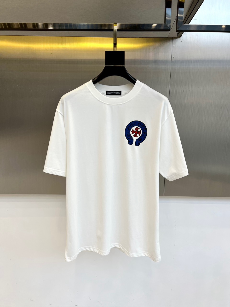 NO:494195,Croxin, summer men's round neck, fashionable three-dimensional letter casual European cotton short-sleeved T-shirt, selected customers to supply imported 95 pure cotton material and 5-day silk blend, high-density rib splicing on the neck, and the same cylinder is fixed to ensure no color difference. The whole T-shirt fabric is comfortable and skin-friendly, and the upper body is refreshing, breathable and not stuffy, and the quality is absolutely invincible. The logo is made of imported environmentally friendly paste and multi-layer printing technology. The color texture and uniformity of the pattern are perfect to be picky, which is quite fashionable and brand recognition!  The exquisite basic style cutting makes the upper body more upright and stylish!  S-2XL (model 173, 143 catties upper body M size), chrome hearts, T-shirt, tees, t-shirt, alexander wang19860909克罗心、夏季男士圆领时尚立体字母休闲欧棉短袖T恤,甄选客供进口95纯棉材质添加5天丝混纺制成,领口高密罗纹拼接,同缸定染保证无色差,整件T恤面料舒适亲肤程度绝对超乎你的想象,上身清爽透气不闷热,品相绝对堪称无敌.Logo采用进口环保浆料及多层印刷工艺打造,图案的色泽质感与均匀程度均完美到无法去挑剔,相当具有时髦感与品牌辨识度！精湛无比的基础版型裁剪,使得上身更加立挺有型！S-2XL（模特173,143斤上身M码）,,chrome hearts,T-shirt,tees，t-shirt,alexander wang,Men's clothing