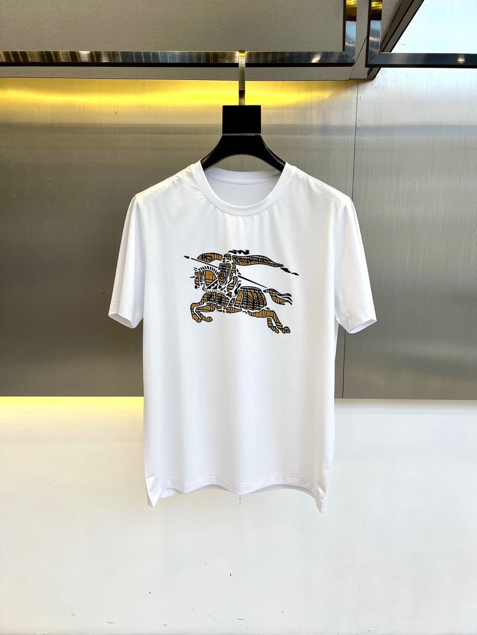 NO:494201,Burberry and spring and summer men's new round neck short-sleeved T-shirt. Imported fixed fabric is pure cotton, the fabric feels silky and soft, breathable and skin-friendly, and it is extremely comfortable to wear, and the overall texture is quite high!  The iconic logo on the body and chest is complete with three standards and carefully crafted. It is simple, fashionable and classic, and it is eye-catching, with great recognition and class!  The regular casual style cutting design makes it easy to make you look slim and taller!  M-4XL (model 173, 143 catties upper body L size), burberry, T-shirt, tees, t-shirt, alexander wang19860909巴宝莉、春夏男士新款圆领短袖T恤.进口定织面料纯棉、面料手感丝滑柔软,透气亲肤性极佳,着身无比的舒适,整体质感相当之高！衣身胸前标志性Logo,三标齐全、重工艺精心打造,简约时尚经典让人眼前一亮,极具辨识度与档次感！常规的休闲版型裁剪设计,轻松凹出显瘦显高身型！M-4XL（模特173,143斤上身L码）,,burberry,T-shirt,tees，t-shirt,alexander wang,Men's clothing