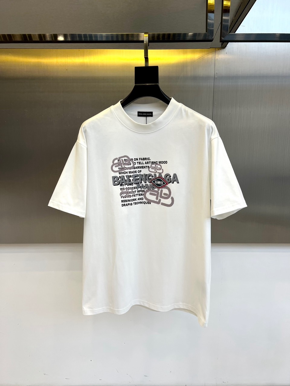 NO:494215,Balenciaga, a new men's short-sleeved T-shirt, is made of 32 pieces of imported/close cotton double yarn 255g heavy fine sulfur cotton. The fabric is smooth and delicate and has a texture. It is very comfortable and breathable and hygroscopic. It is comfortable and has no sense of stuffiness, allowing you to experience the ultimate and enjoyable wearing experience!  The details are extremely perfect, impeccable, the upper body effect is excellent, very eye-catching, and the return rate is unquestionable. The excellent item in the closet that improves vision is very handsome whether it is worn inside or alone!  48-58 (model 173-140 catties upper body 50), ,balenciaga,T-shirt,tees,t-shirt,alexander wang19860909巴黎世家、新款男短袖T恤,选用客供进口32支/紧密棉双纱255g重精硫棉材质,面料织纹平顺细腻且富有质感,着身的舒爽和透气吸湿性都非常的优越,贴肤舒适无闷热感,让你体验到极致享受的穿着体验！细节极致完美,无可挑剔,上身效果非常出色,非常招眼吸睛,回头率毋庸置疑,衣橱里改良视觉的绝佳单品,无论内搭还是单穿都爆帅十足！48-58（模特173-140斤上身50）,,balenciaga,T-shirt,tees，t-shirt,alexander wang,Men's clothing
