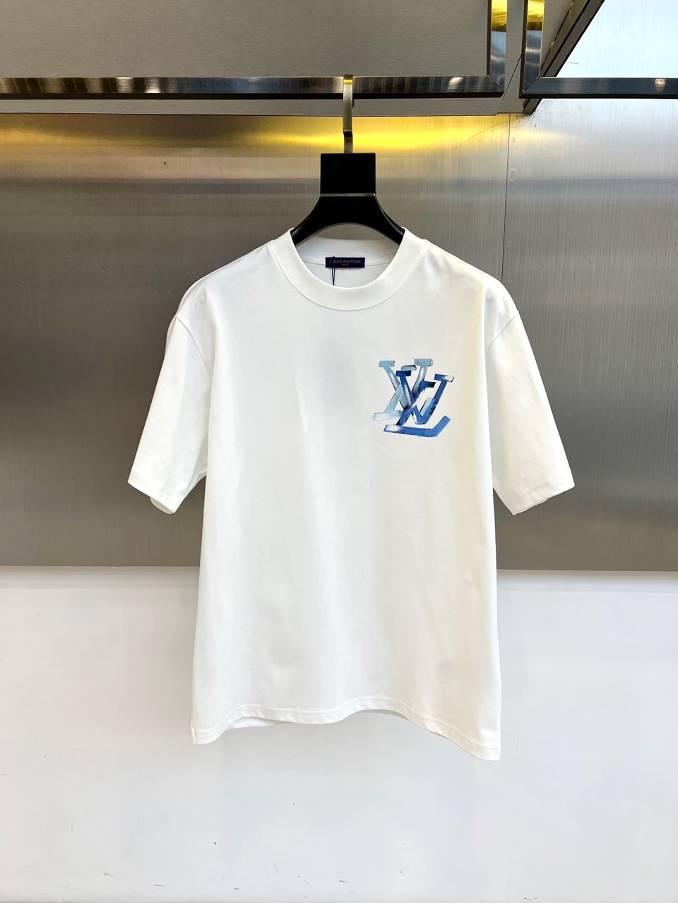 NO:494218,1v. New men's short-sleeved T-shirt, 32 pieces imported from customers/tight cotton double yarn 255g heavy fine sulfur cotton. The fabric is smooth and delicate and has a texture. It is very comfortable and breathable and hygroscopic. It is comfortable and has no sense of stuffiness, allowing you to experience the ultimate and enjoyable wearing experience!  The details are extremely perfect, impeccable, the upper body effect is excellent, very eye-catching, and the return rate is unquestionable. The excellent item in the closet that improves vision is very handsome whether it is worn inside or alone!  48-58 (model 173-140 catties upper body 50), T-shirt,tees,t-shirt,alexander wang198609091v、新款男短袖T恤,选用客供进口32支/紧密棉双纱255g重精硫棉材质,面料织纹平顺细腻且富有质感,着身的舒爽和透气吸湿性都非常的优越,贴肤舒适无闷热感,让你体验到极致享受的穿着体验！细节极致完美,无可挑剔,上身效果非常出色,非常招眼吸睛,回头率毋庸置疑,衣橱里改良视觉的绝佳单品,无论内搭还是单穿都爆帅十足！48-58（模特173-140斤上身50）,,T-shirt,tees，t-shirt,alexander wang,Men's clothing