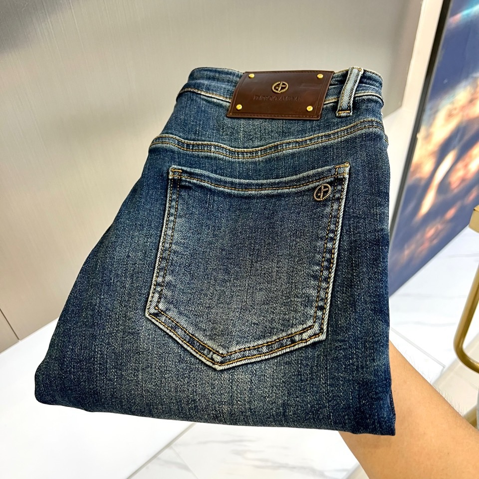 NO:494243,Armani and S spring and summer new styles, men's classic color wash light blue retro wash cotton stretch jeans!  It is made of imported 98 cotton 2 rubber-blend denim cotton cloth, with a heavy environmentally friendly plant enzyme washing process, the texture has a light retro color, the fabric is soft and delicate after washing, but the muscles and bones are extremely strong, providing an excellent comfort experience!  The embroidery design at the back of the trousers is matched with customized ykk zippers and engraved silver metal buttons. The details of the accessories are perfect!  The straight slim fit style is cut, and the upper body is very versatile to show off your figure. You can easily match it to interpret the most fashionable daily casual look!  28 -38 (no 37), Armani,jeans,alexander wang19860909阿玛尼、s春夏新款,男士经典色水洗浅蓝色复古水洗棉质弹力牛仔裤！选用了客供进口98棉2橡胶混纺丹宁牛仔棉布制成,重磅环保植物酵素水洗工艺,肌理有着淡淡的复古色彩,面料经过水洗后柔软细腻,但筋骨感极强,提供了绝佳的舒适体验！裤身后兜处刺绣设计,搭配客供定制ykk拉链和刻字亮银色金属纽扣,辅料细节都堪称完美至极！直筒修身的版型裁剪,上身非常的百搭显身材,轻松搭配即可演绎最时髦的日常休闲造型！28 -38（无37）,,armani,jeans,alexander wang,Men's clothing
