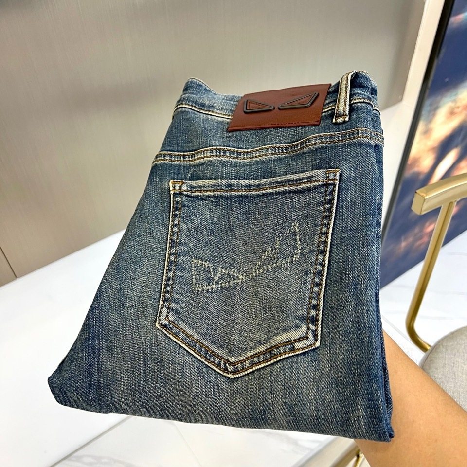 NO:494183,Fendi and S spring and summer new styles, men's classic color wash light blue retro wash cotton stretch jeans!  It is made of imported 98 cotton 2 rubber-blend denim cotton cloth, with a heavy environmentally friendly plant enzyme washing process, the texture has a light retro color, the fabric is soft and delicate after washing, but the muscles and bones are extremely strong, providing an excellent comfort experience!  The embroidery design at the back of the trousers is matched with customized ykk zippers and engraved silver metal buttons. The details of the accessories are perfect!  The straight slim fit style is cut, and the upper body is very versatile to show off your figure. You can easily match it to interpret the most fashionable daily casual look!  28 -38 (no 37), fendi, jeans, alexander wang19860909芬迪、s春夏新款,男士经典色水洗浅蓝色复古水洗棉质弹力牛仔裤！选用了客供进口98棉2橡胶混纺丹宁牛仔棉布制成,重磅环保植物酵素水洗工艺,肌理有着淡淡的复古色彩,面料经过水洗后柔软细腻,但筋骨感极强,提供了绝佳的舒适体验！裤身后兜处刺绣设计,搭配客供定制ykk拉链和刻字亮银色金属纽扣,辅料细节都堪称完美至极！直筒修身的版型裁剪,上身非常的百搭显身材,轻松搭配即可演绎最时髦的日常休闲造型！28 -38（无37）,,fendi,jeans,alexander wang,Men's clothing
