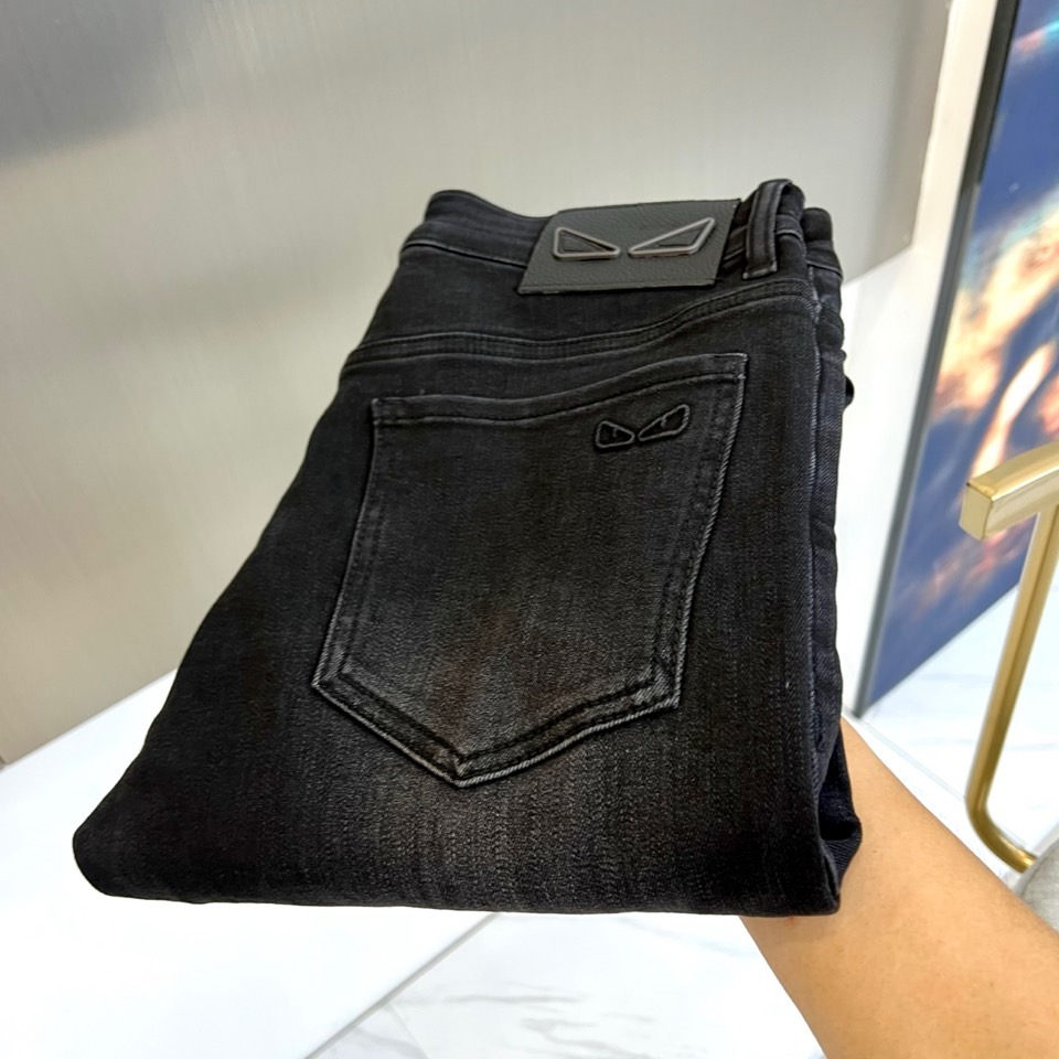 NO:494196,Fendi and S spring and summer new styles, men's classic color wash light blue retro wash cotton stretch jeans!  It is made of imported 98 cotton 2 rubber-blend denim cotton cloth, with a heavy environmentally friendly plant enzyme washing process, the texture has a light retro color, the fabric is soft and delicate after washing, but the muscles and bones are extremely strong, providing an excellent comfort experience!  The embroidery design at the back of the trousers is matched with customized ykk zippers and engraved silver metal buttons. The details of the accessories are perfect!  The straight slim fit style is cut, and the upper body is very versatile to show off your figure. You can easily match it to interpret the most fashionable daily casual look!  28 -38 (no 37), fendi, jeans, alexander wang19860909芬迪、s春夏新款,男士经典色水洗浅蓝色复古水洗棉质弹力牛仔裤！选用了客供进口98棉2橡胶混纺丹宁牛仔棉布制成,重磅环保植物酵素水洗工艺,肌理有着淡淡的复古色彩,面料经过水洗后柔软细腻,但筋骨感极强,提供了绝佳的舒适体验！裤身后兜处刺绣设计,搭配客供定制ykk拉链和刻字亮银色金属纽扣,辅料细节都堪称完美至极！直筒修身的版型裁剪,上身非常的百搭显身材,轻松搭配即可演绎最时髦的日常休闲造型！28 -38（无37）,,fendi,jeans,alexander wang,Men's clothing