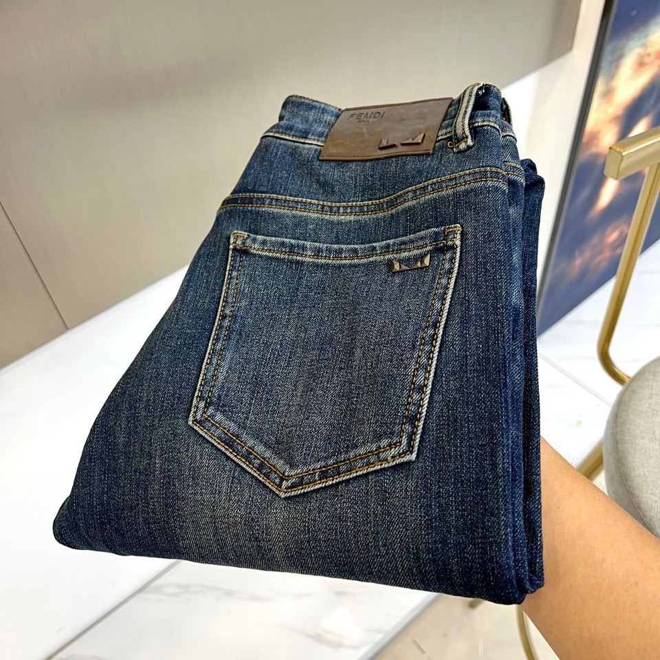 NO:494209,Fendi and S spring and summer new styles, men's classic color wash light blue retro wash cotton stretch jeans!  It is made of imported 98 cotton 2 rubber-blend denim cotton cloth, with a heavy environmentally friendly plant enzyme washing process, the texture has a light retro color, the fabric is soft and delicate after washing, but the muscles and bones are extremely strong, providing an excellent comfort experience!  The embroidery design at the back of the trousers is matched with customized ykk zippers and engraved silver metal buttons. The details of the accessories are perfect!  The straight slim fit style is cut, and the upper body is very versatile to show off your figure. You can easily match it to interpret the most fashionable daily casual look!  28 -38 (no 37), fendi, jeans, alexander wang19860909芬迪、s春夏新款,男士经典色水洗浅蓝色复古水洗棉质弹力牛仔裤！选用了客供进口98棉2橡胶混纺丹宁牛仔棉布制成,重磅环保植物酵素水洗工艺,肌理有着淡淡的复古色彩,面料经过水洗后柔软细腻,但筋骨感极强,提供了绝佳的舒适体验！裤身后兜处刺绣设计,搭配客供定制ykk拉链和刻字亮银色金属纽扣,辅料细节都堪称完美至极！直筒修身的版型裁剪,上身非常的百搭显身材,轻松搭配即可演绎最时髦的日常休闲造型！28 -38（无37）,,fendi,jeans,alexander wang,Men's clothing