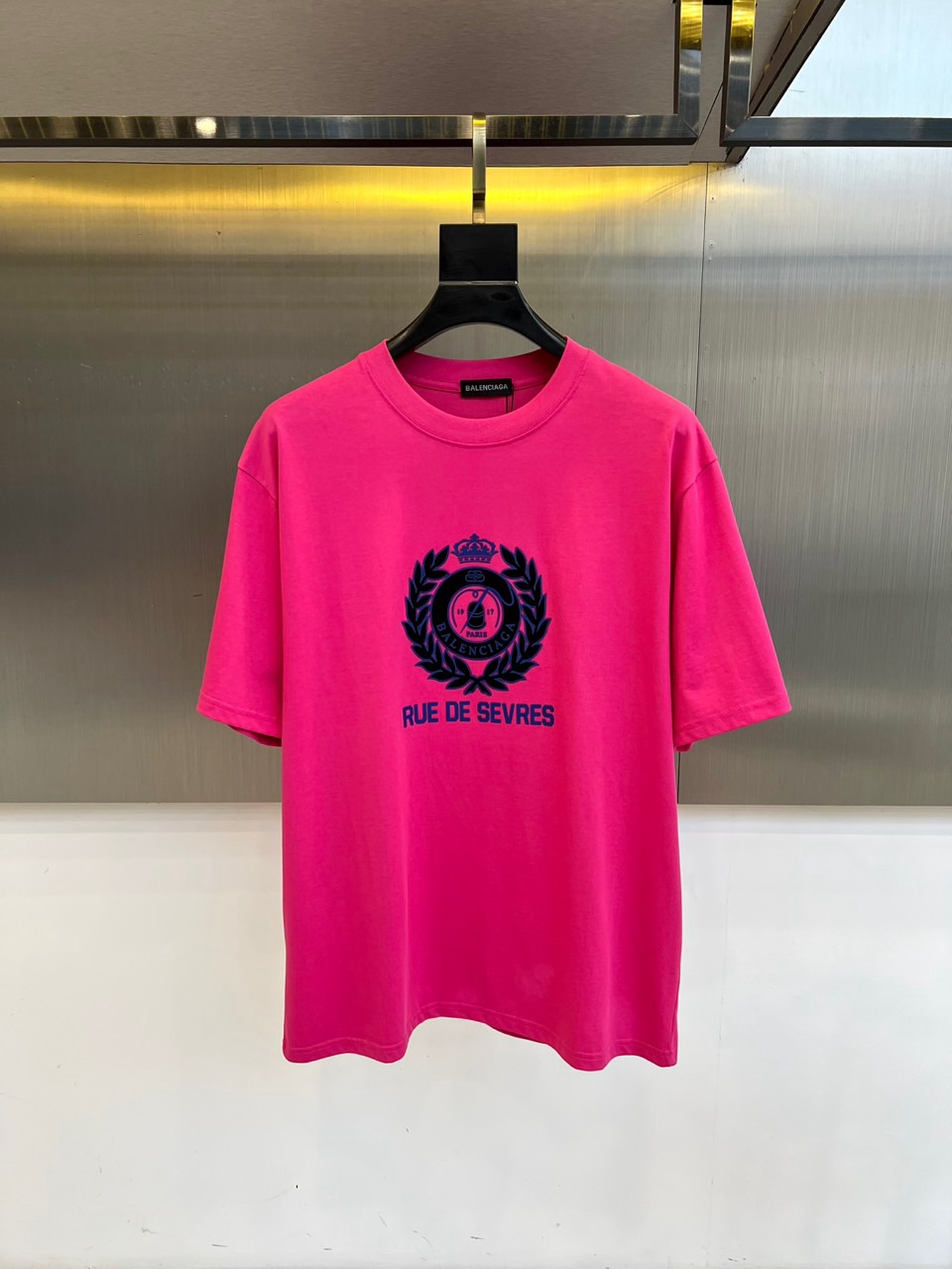 NO:494216,Balenciaga and new men's short-sleeved T-shirts are made of imported customized fabrics. The fabric is smooth and delicate and has a texture. The comfort and breathability of the body are very superior. It is comfortable and has no sense of stuffiness, allowing you to experience the ultimate and enjoyable wearing experience!  The details are extremely perfect, impeccable, the upper body effect is excellent, very eye-catching, and the return rate is unquestionable. The excellent item in the closet that improves vision is very handsome whether it is fitted inside or wearing it alone!  S-2XL (model 173-140 catties upper body M size), balenciaga, T-shirt, tees, t-shirt, alexander wang19860909巴黎世家、新款男短袖T恤,选用客供进口定制面料,面料织纹平顺细腻且富有质感,着身的舒爽和透气吸湿性都非常的优越,贴肤舒适无闷热感,让你体验到极致享受的穿着体验！细节极致完美,无可挑剔,上身效果非常出色,非常招眼吸睛,回头率毋庸置疑,衣橱里改良视觉的绝佳单品,无论内搭还是单穿ni都爆帅十足！S-2XL（模特173-140斤上身M码）,,balenciaga,T-shirt,tees，t-shirt,alexander wang,Men's clothing