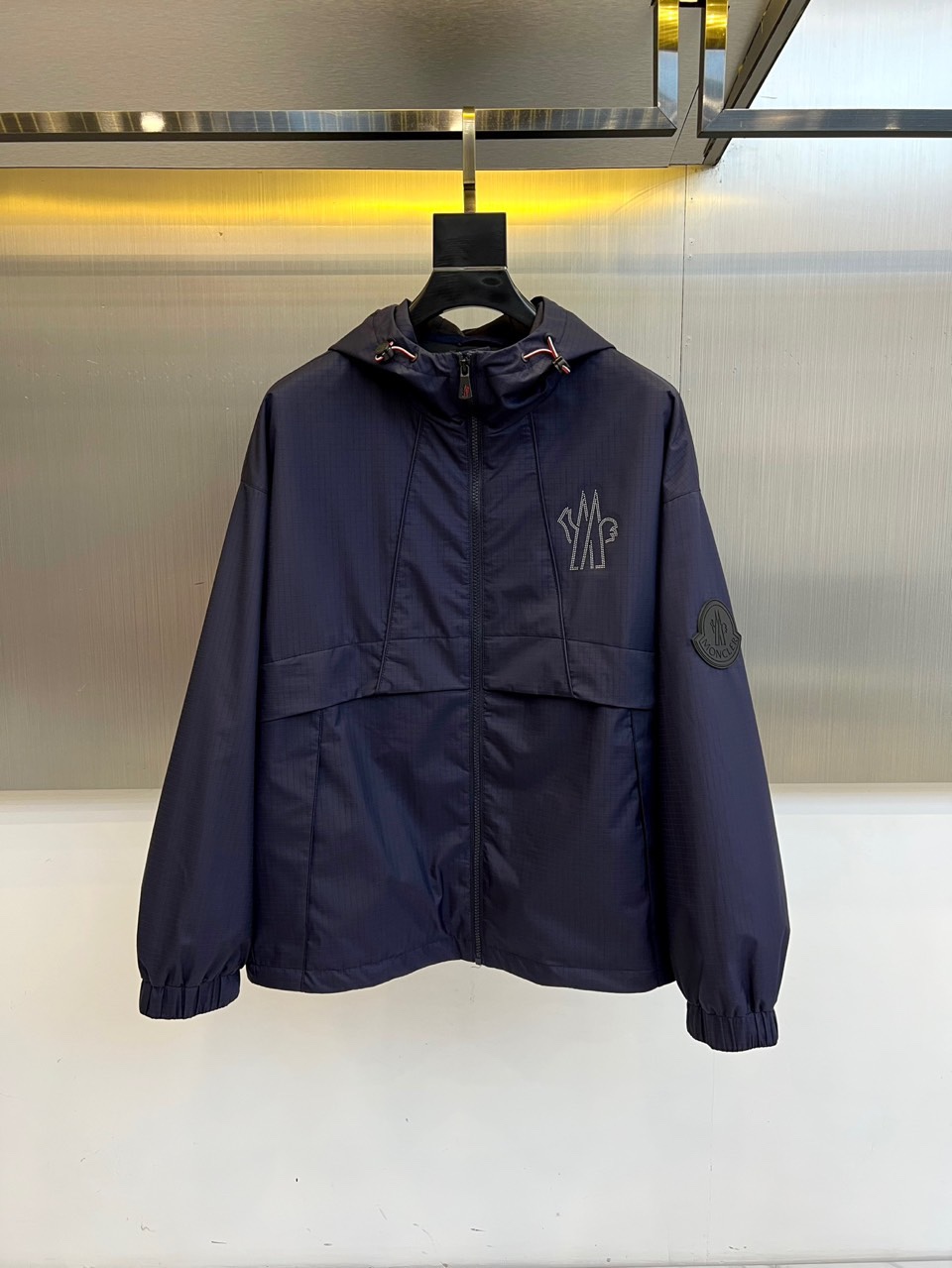 NO:514429,Moncler cover, 2025 autumn and winter jacket. It uses imported environmentally friendly fabrics, and the tear-proof performance is particularly obvious!  The jacket has a simple and elegant style, light and comfortable style, and the exquisite craftsmanship reflects the unique characteristics of the brand. The unique logo of the left shoulder brand is extremely recognizable!  The elastic and tight sleeves are tight and the windproof effect is maximized!  Zipper is also an exclusive custom high-quality metal zipper, simple and atmospheric, and both outdoor leisure. 48-56 (model 173, 143 catties upper body 50 sizes) fhs, Moncler, jackets & coats, jackets & coats, alexander wang19860909Moncler蒙口、2025秋冬款夹克外套.采用进口环保面料,防撕裂性能效果尤为明显！夹克版型简约大气,轻便舒适,处处精悍的工艺体现品牌独有的特点,左肩品牌独有logo,辨识度极高！松紧收口袖子,严丝合缝的防风效果做到极致！拉链也是独家定制而成的高质感金属拉链,简约大气,户外休闲兼备.48-56（模特173,143斤上身50码）fhs,,Moncler,jackets & coats,jackets & coats,alexander wang,Men's clothing
