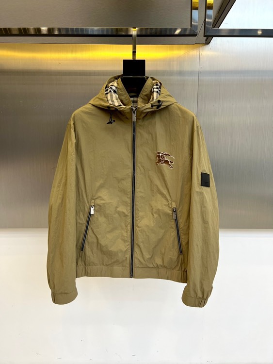 NO:510037,The main recommendation is Burberry, 25FW autumn and winter new men's hooded jacket, men's jacket, which can be used for business and casual daily wear!  The upper body modifies the body and perfectly combines fashion aesthetics with the concept of new urban business and leisure. The Italian minimalist, capable and outdoor functional style are the ultimate interpretation, both solemn and harmonious, creating a unique styling item. The overall outline tends to be simple, with a rather unique and elegant detail treatment, enriching the overall vision. The wardrobe business and leisure are excellent and high attendance rate!  It is hard to come by!  48-56 (please report height and weight by placing an order), burberry, burberry, jackets & coats, jackets & coats, hats, alexander wang19860909主推 Bur巴宝莉、25FW秋冬新款男士连帽夹克男装外套,可商务可休闲日常穿搭！上身修饰身形、将时装美学和新都市商务休闲概念完美融合,通体将意式的极简、干练和户外功能性风格极致诠释,亦庄亦谐,塑造出别具一格的造型单品,整体轮廓趋于简约风格,颇为个性且雅痞的细节处理,丰富了整体视觉.衣橱商务休闲绝佳的高出勤率！可遇而不可求！48-56（下单请报身高体重）,,burberry,burberry,jackets & coats,jackets & coats,hats,alexander wang,Men's clothing