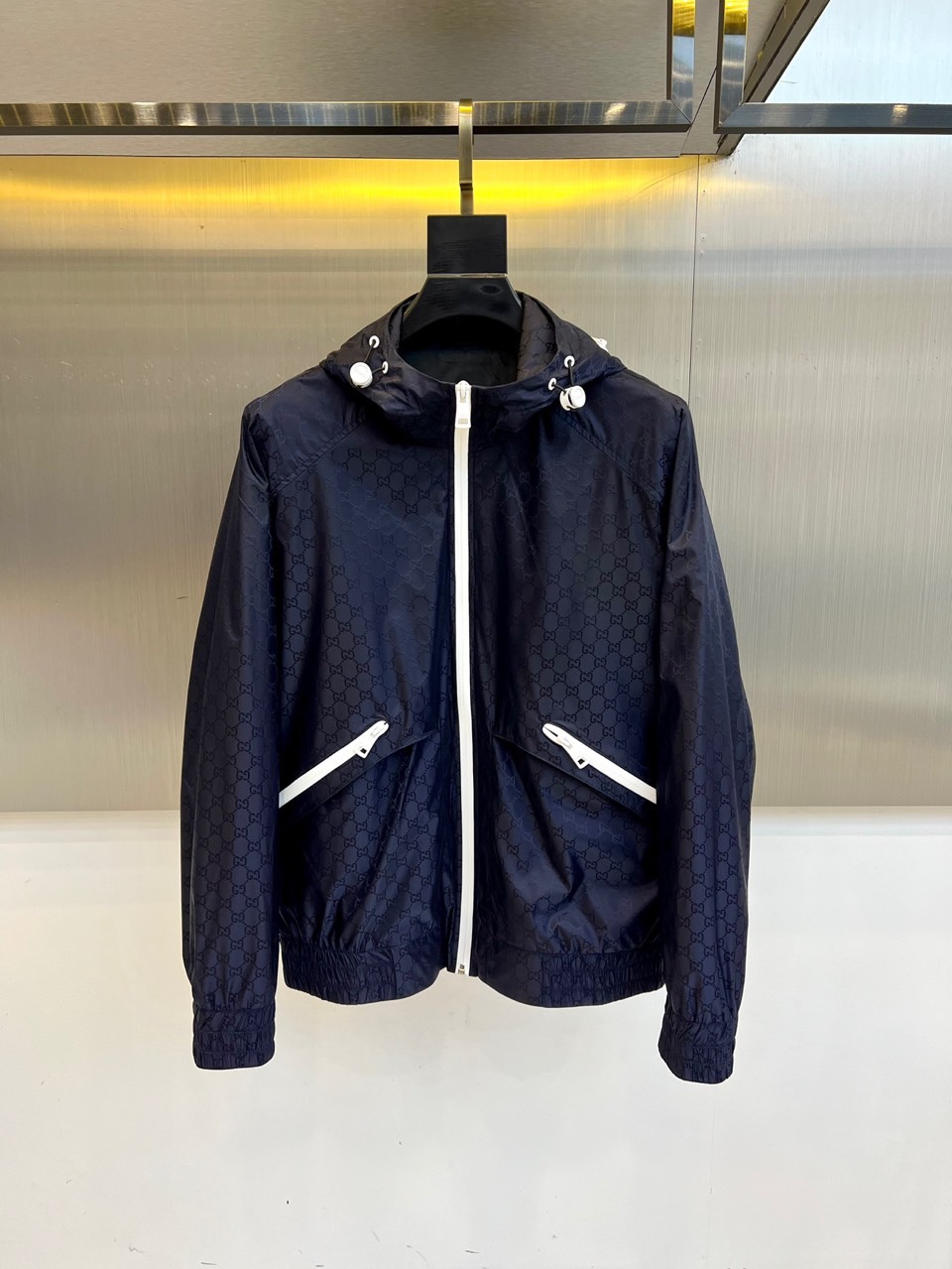 NO:514432,GUCCI Gucci, 25 autumn and winter series GG nylon jacquard zipper jacket, custom nylon satin material, hooded drawstring design, simple and casual style!  This GG Trefoil jacquard polyester jacket perfectly combines casual sporty style with retro and modern feel, interpreting a diverse trendy item that combines retro and modern style!  The fabric is made of polyester fiber + jacquard technology, original mold opening custom hardware zipper, full-quality order!  48-56 (model 173, 143 catties upper body 50 sizes) fhs, gucci, gucci, jackets & coats, jackets & coats, hats, alexander wang19860909GUCCI古驰、25秋冬系列GG尼龙提花拉链夹克外套,定制尼龙缎面材质,连帽抽绳设计,简单休闲款式！这款GG Trefoil提花聚酯纤维夹克把休闲运动风和复古摩登感完美融合,诠释着复古与现代风相结合间多样化的潮流单品！面料采用聚酯纤维+提花工艺制作,原版开模定制五金拉链,全品相订单！48-56（模特173,143斤上身50码）fhs,,gucci,gucci,jackets & coats,jackets & coats,hats,alexander wang,Men's clothing