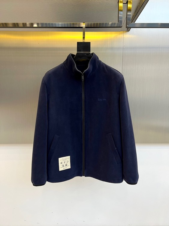 NO:519779,The main recommendation is Zegna, the new men's fleece stand-alone jacket for autumn and winter. High-tech craftsmanship is complicated by 38-person cotton 18 nylon 40 polyester fiber 4 spandex high-quality blend, lightweight, soft, glutinous, and wide, warm and comfortable. It is close-fitting and comfortable, breathable and not greasy. The high collar can be folded into a large lapel design and is casual and fashionable. It is elegant and natural, calm and elegant, showing the restrained temperament of men. The positioning and cutting and the style are pure, the loose style is inclusive, and it is easy to cover the flesh and make it look slimming~ The texture density is super high, the functional fabric has superior performance, and the composite fleece fabric is warm and breathable. It is durable, skin-friendly and warm, and the upper body is light, flexible and stylish!  48-56 sizes (model 173, 143 catties upper body 50 sizes), zegna, jackets & coats, jackets & coats, alexander wang19860909主推 Zegna杰尼亚、25秋冬新款男士抓绒立领外套夹克.高科技工艺繁琐38人棉18锦纶40聚酯纤维4氨纶高级材质的混纺,轻便软糯挺阔,保暖舒适.贴身舒适透气不腻身 高领可翻折为大翻领设计休闲时尚,优雅自然的造型,沉稳雅致,尽显男士内敛气质 定位裁剪、版型纯正,宽松的版型具有包容性,轻松遮肉显瘦~ 质感密度超高,功能性面料性能优越,复合成抓绒面料,保暖透气.持久耐穿,亲肤保暖,上身轻便灵活有型！48-56码（模特173,143斤上身50码）,,zegna,jackets & coats,jackets & coats,alexander wang,Men's clothing