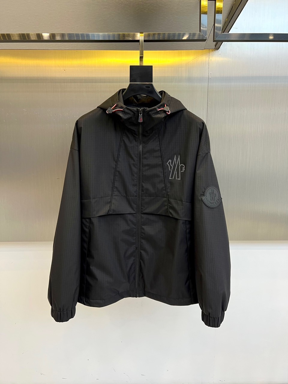 NO:519777,The main recommendation is Moncler cover and 2025 autumn and winter jacket. It uses imported environmentally friendly fabrics, and the tear-proof performance is particularly obvious!  The jacket has a simple and elegant style, light and comfortable style, and the exquisite craftsmanship reflects the unique characteristics of the brand. The unique logo of the left shoulder brand is extremely recognizable!  The elastic and tight sleeves are tight and the windproof effect is maximized!  Zipper is also an exclusive custom high-quality metal zipper, simple and atmospheric, and both outdoor leisure. 48-56 (model 173, 143 catties upper body 50 sizes), Moncler, jackets & coats, jackets & coats, alexander wang19860909主推 Moncler蒙口、2025秋冬款夹克外套.采用进口环保面料,防撕裂性能效果尤为明显！夹克版型简约大气,轻便舒适,处处精悍的工艺体现品牌独有的特点,左肩品牌独有logo,辨识度极高！松紧收口袖子,严丝合缝的防风效果做到极致！拉链也是独家定制而成的高质感金属拉链,简约大气,户外休闲兼备.48-56（模特173,143斤上身50码）,,Moncler,jackets & coats,jackets & coats,alexander wang,Men's clothing