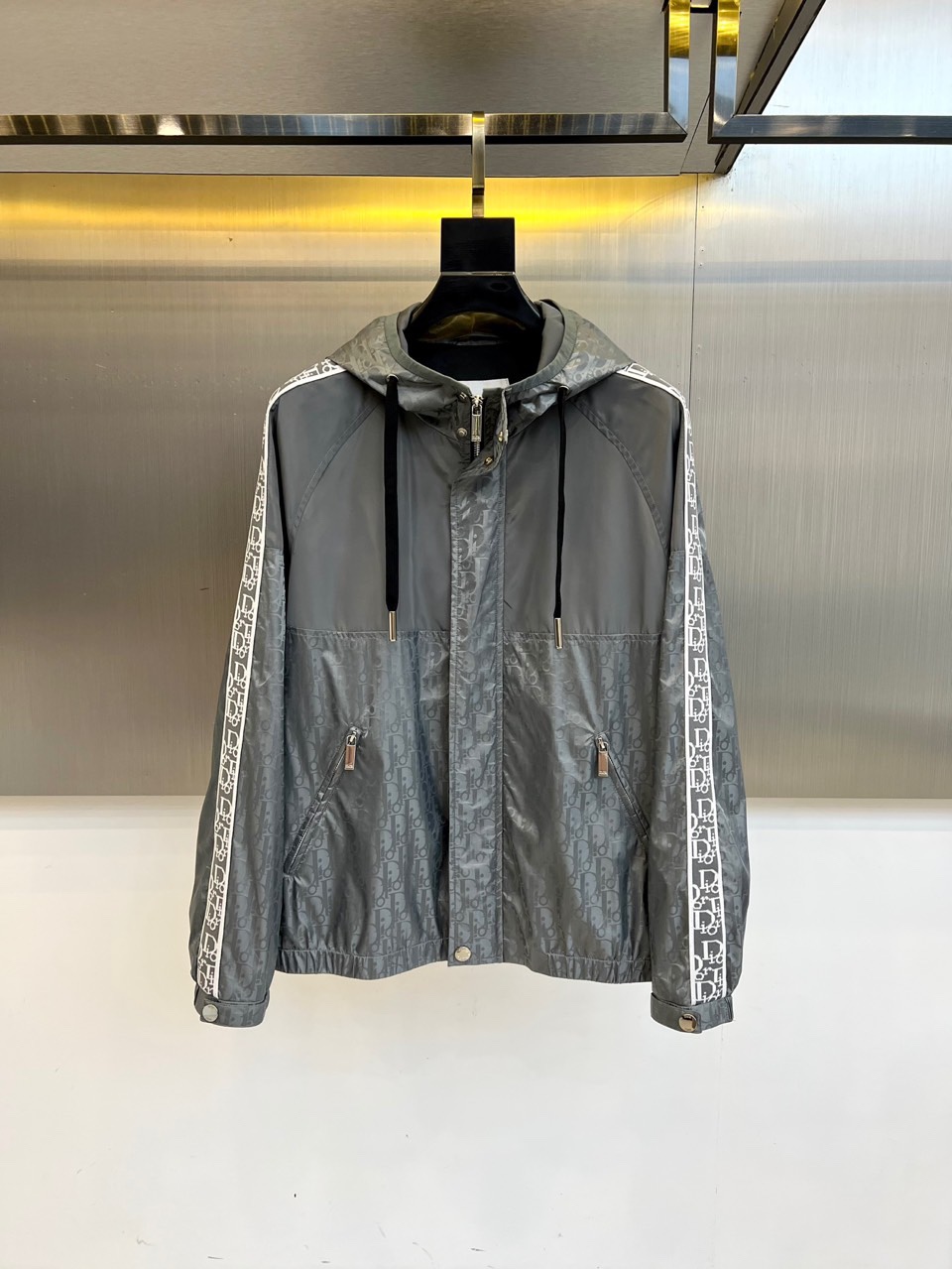 NO:519773,The main recommendation is Dio, the new Jacquard Technology Jacket in 2025 autumn and winter, Diamond pattern zippered hooded jacket. This jacket is carefully crafted from gray jacquard technology fabric, with CD Diamond pattern all over the body. The pattern was designed by Marc Bohan in 1974. It reinterprets the CD first letter with three-dimensional line diamond pattern, casual and classic silhouette, paired with ribbed collar, cuffs and bottom edge, comfortable tailoring to highlight the sporty style. It can be matched with T-shirts and jeans to create a delicate casual look. The whole body is decorated with CD Diamond jacquard pattern, two-way zipper opening and closing, and engraved  Dr logo zipper head, side siding pocket, ribbed collar, cuffs and bottom edge original thread cut. 48-56 (model 173, 143 catties upper body 50 sizes), dior, dior, jeans, jackets & coats, tees, t-shirt, hats, alexander wang19860909主推 Dio迪奥、2025秋冬新款提花科技面料夹克,Diamond图案拉链连帽夹克,这款夹克采用灰色提花科技面料精心制作,通体饰以 CD Diamond 图案,该图案由马克·博昂(Marc Bohan)于1974年设计,以立体线条菱形图案重新诠释CD 首字母,休闲经典的廓形,搭配罗纹衣领、袖口和底边,舒适剪裁彰显运动风格,可搭配T恤和牛仔裤,打造精致的休闲造型,通体饰以CD Diamond提花图案,双向拉链开合,搭配镌刻 Dr标志的拉链头,侧面贴边口袋,罗纹衣领、袖口和底边原版螺纹剪裁.48-56（模特173,143斤上身50码）,,dior,dior,jeans,jackets & coats,tees，t-shirt,hats,alexander wang,Men's clothing