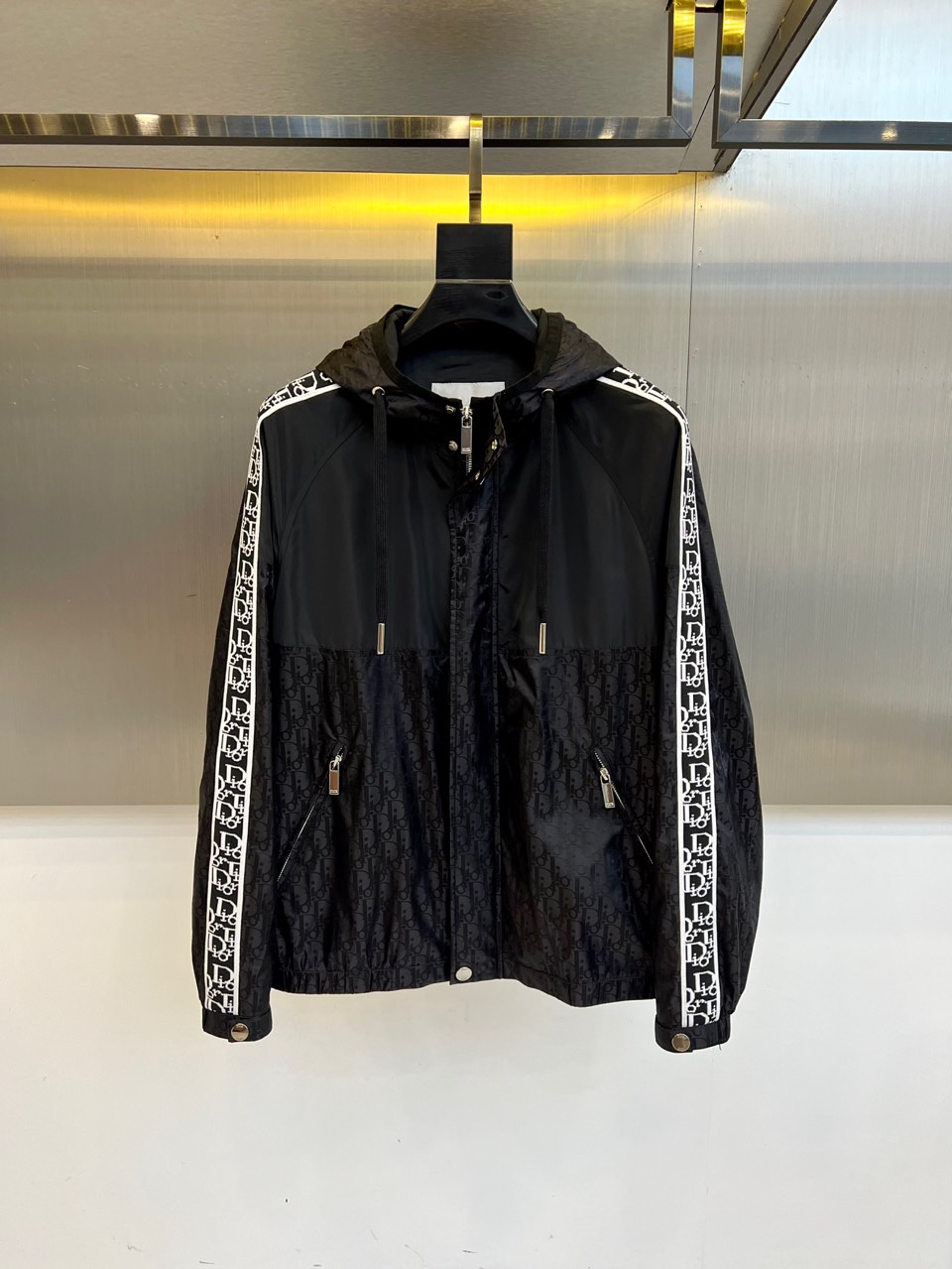 NO:514435,Dio, 2025 autumn and winter new jacquard technology fabric jacket, Diamond pattern zippered hooded jacket, this jacket is carefully crafted from gray jacquard technology fabric, with CD Diamond pattern all over the body, which was designed by Marc Bohan in 1974. It reinterprets the CD first letter with three-dimensional line diamond pattern, casual and classic silhouette, paired with ribbed collar, cuffs and bottom edge, comfortable tailoring to highlight the sporty style, can be matched with T-shirts and jeans to create a delicate casual look, and the whole body is decorated with CD Diamond jacquard pattern, two-way zipper closure, and engraved  Dr logo zipper head, side siding pocket, ribbed collar, cuffs and bottom edge original thread cut. 48-56 (model 173, 143 catties upper body 50 sizes) fhs, dior, dior, jeans, jackets & coats, tees, t-shirt, hats, alexander wang19860909Dio迪奥、2025秋冬新款提花科技面料夹克,Diamond图案拉链连帽夹克,这款夹克采用灰色提花科技面料精心制作,通体饰以 CD Diamond 图案,该图案由马克·博昂(Marc Bohan)于1974年设计,以立体线条菱形图案重新诠释CD 首字母,休闲经典的廓形,搭配罗纹衣领、袖口和底边,舒适剪裁彰显运动风格,可搭配T恤和牛仔裤,打造精致的休闲造型,通体饰以CD Diamond提花图案,双向拉链开合,搭配镌刻 Dr标志的拉链头,侧面贴边口袋,罗纹衣领、袖口和底边原版螺纹剪裁.48-56（模特173,143斤上身50码）fhs,,dior,dior,jeans,jackets & coats,tees，t-shirt,hats,alexander wang,Men's clothing