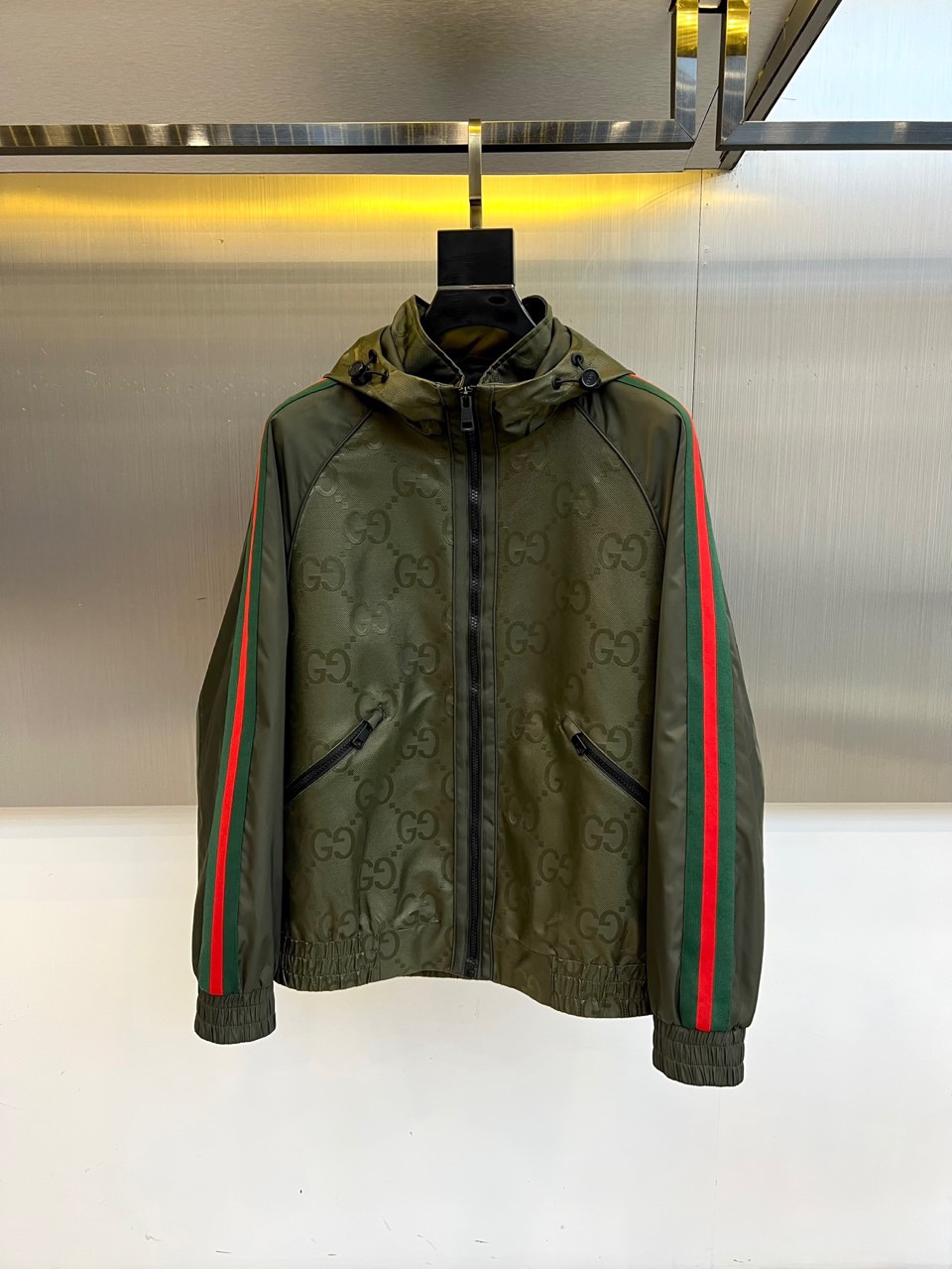 NO:519771,The main recommendation is Gucc, the new nylon waterproof hooded jacket of 25 early autumn, an outdoor jacket with a full sense of BIGGER. It continues to pay tribute to the brand's classic elements, cleverly incorporates the iconic GG pattern, and presents it ingeniously with exquisite and restrained tones!  G Home's new early autumn series is shining. This jacket is selected for imported high-end composite nylon fabric, with fully pressed glue in the inner stitching. It has strong outdoor windproof and waterproofing effects. It has exquisite craftsmanship and cannot be picked. The ingenious skills show the exquisite texture. It is an ideal first choice for urban outdoor travel!  The sleeves and shoulder webbing piping, as well as the contrasting color zipper of the placket and bag mouth, present a contrasting color contrast, demonstrating the brand's 'strange' design concept!  The raboss sleeve hooded jacket style is cut, the overall style is fashionable and versatile and not picky, and it is destined to be another popular hit in the G family this season. Trendy men and women, hurry up and start!  48-56 (model 173, 143 catties upper body 50 sizes), gucci,gucci,gucci,gucci,jackets & coats,jackets & coats,hats,alexander wang19860909主推 Gucc古驰、25早秋新款尼龙防水连帽夹克,自带满满BIGGER感的一款户外夹克,继续致敬品牌经典元素,巧妙融入标志性GG图案,以精致而内敛的色调匠心呈现！ G家早秋全新系列闪耀登场,这款冲锋衣外套甄选客供进口高端复合尼龙面料制成,内里缝线做全压胶处理,具有强悍的户外防风拒水功效,工艺考究无法挑剔,匠心技艺展现精湛质感,是都市户外出行的理想首选！袖肩织带滚边,以及门襟和袋口对比色拉链,呈现撞色反差之选,彰显品牌出“奇”不意的设计理念！插肩袖连帽冲锋衣版型剪裁,整体风格时尚百搭不挑人,注定是今季G家又一大热门爆款,各位潮男潮女们赶紧下手吧！48-56（模特173,143斤上身50码）,,gucci,gucci,gucci,jackets & coats,jackets & coats,hats,alexander wang,Men's clothing