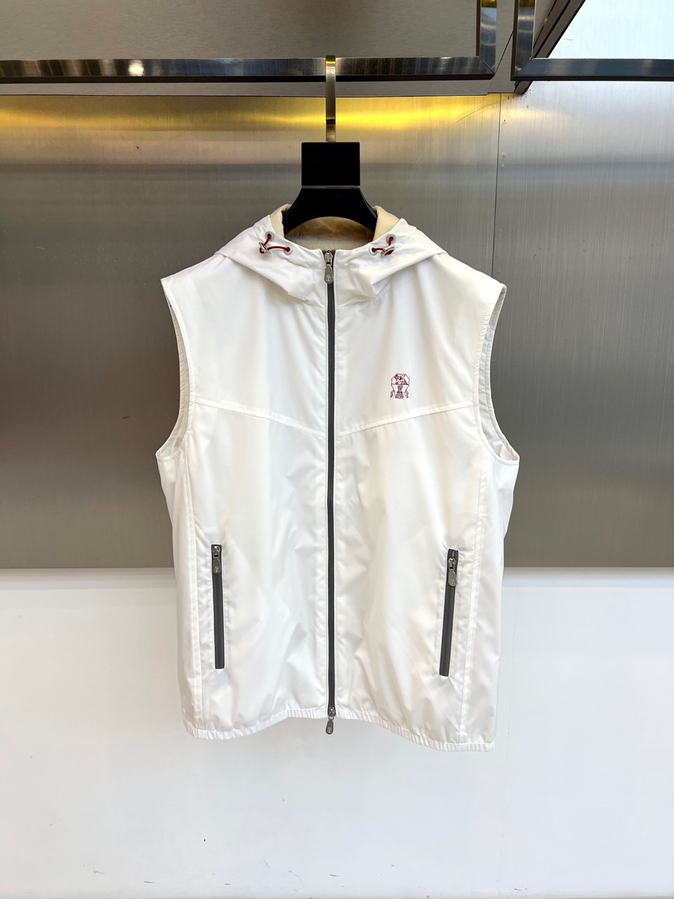 NO:519769,The main recommendation is BC25 new thin windbreaker vest. Italian imported fabric is fashionable. It is synchronized with Europe, and the upper body is more casual and elegant. The original hardware is luxurious and high-end customized new work!  Luxury brand characteristics logo embellishment design, the highest quality shipment in the market, original auxiliary materials, the ultimate luxury!  Soft and comfortable. The upper body is so handsome!  Suitable for any scene!  48-56 (model 173, 143 catties upper body 50 sizes), alexander wang19860909主推 BC25新款薄款风衣马甲 意大利进口面料时尚.欧洲同步,上身更随意大方,原版五金奢华高档定制新作！奢华品牌特质logo点缀设计,市场最高品质出货、原版辅料,奢华极致！柔软舒适.上身爆帅！适合任意场景！48-56（模特173,143斤上身50码）,,alexander wang,Men's clothing