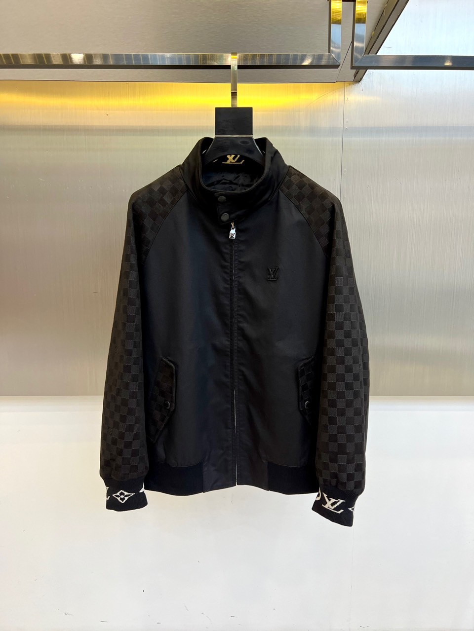 NO:514421,1v Louis Vuitton, 25-year men's velours waist jacket. Quality stand-alone jacket jacket. Threaded stand-alone collar collar, spliced ​​sleeves. The upper body style is very good! The simple solid color design makes the upper body of the jacket look more stylish and elegant, full of spirit! The fashionable and casual style version that has always been around is three-dimensional and exquisite. The exquisite craftsmanship, simple and fashionable, casual and sports cutting design, the gray style is fashionable and young, and it is also the kind of item that everyone needs. It is basic and versatile and detailed elements. The life scene can be instantly displayed and effortless! 48-56 (model 173, 143 catties upper body 50 sizes), louis vuitton, jackets & coats, jackets & coats, alexander wang198609091v路易威登、 25年男士 velours 束腰夹克.品质立领夹克外套.螺纹立领领口,拼接衣袖.上身版型效果然的超好！简约的纯色設计,让夹克上身更具型格情尽展现优雅,神气精十足！袭承一如即往的时尚休闲款型版立体精巧.考究工艺,简约时尚,休闲运动的裁剪设计,版型灰常时尚显年轻,也是人人都需要的那种单品,又基础百搭又有细节化元素,生活情景,既能风格立現.又毫不费力！48-56（模特173,143斤上身50码）,,louis vuitton,jackets & coats,jackets & coats,alexander wang,Men's clothing