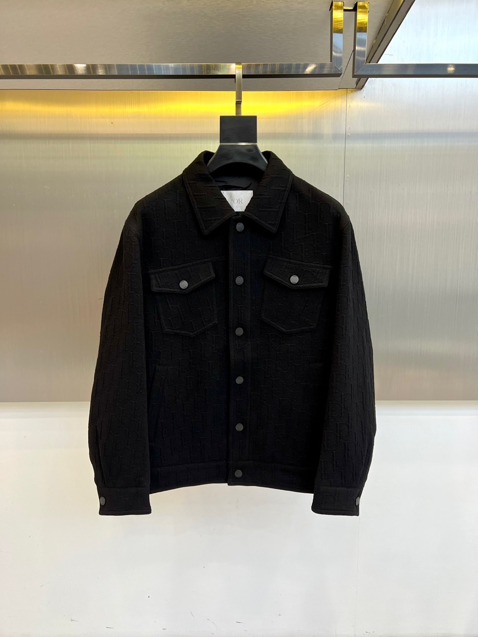 NO:514419,Dio, 2025 Autumn and Winter 2025 Full-quality order, customized knitted jacquard men's stand-collar casual jacket jacket, using proportion and jacquard texture to present a design sense. The classic logo design interprets the classic logo pattern, injecting vitality and vitality into this jacket through knitted piping. The slightly loose fitting is inserted on both sides. The upper body is fashionable and stylish. The first-line factory made. Quality assurance The fabric is customized jacquard fabric. The upper body is comfortable and stylish. It has a very detailed feeling. The classic style is not easy to get out of date!  48-56 (model 173, 143 catties upper body 50 sizes), dior, dior, jackets & coats, jackets & coats, alexander wang19860909Dio迪奥、2025秋冬 全品相订单,订制针织提花男士立领休闲夹克外套 运用比例和提花纹理质感呈现设计感.经典标志设计诠释经典logo图案,通过针织滚边为这款夹克注入盎然的生机与活力. 略微宽松的版型两侧插袋 上身时尚有型 一线工厂制 品质保证 面料采用订制提花面料 上身舒适有型 又很有细节感全品相 不易过时的经典款！48-56（模特173,143斤上身50码）,,dior,dior,jackets & coats,jackets & coats,alexander wang,Men's clothing