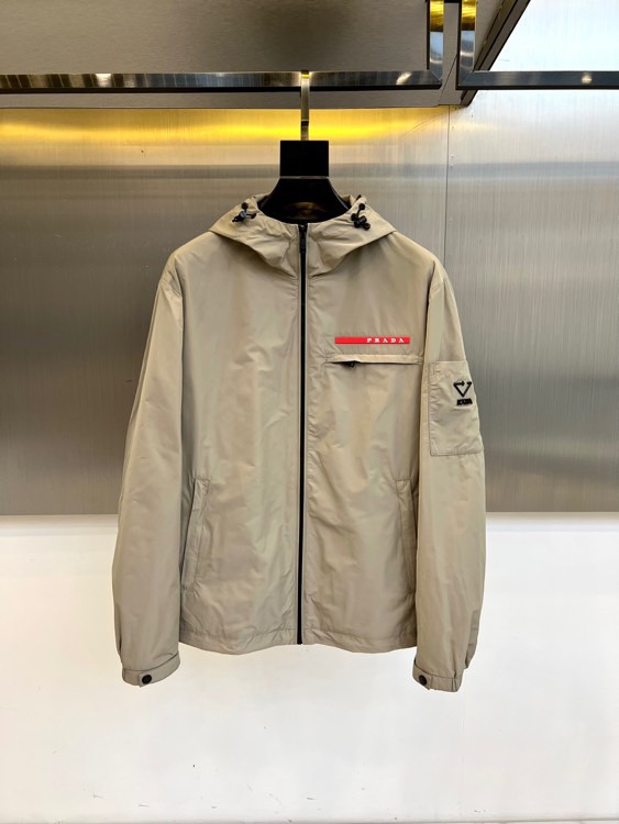 NO:519762,The main recommendation is Prad, the latest red-label jacket for early spring 2025s. The body is made of Re-Nylon recycled nylon with a full industrial feel, and the body is made of Re-Nylon recycled nylon with a full industrial feel, lightly waterproof, casually matched T-shirts, the upper body is super fashionable, especially easy to match, casual style configuration, no discomfort, new style and tone are more outstanding!  48-56 (model 173, 140 catties upper body 50 sizes), prada, prada, jackets & coats, jackets & coats, tees, t-shirt, alexander wang19860909主推 Prad普拉、2025s早春最新发售红标夹克外套,衣身选用工业感十足的Re-Nylon再生尼龙打造,衣身选用工业感十足的Re-Nylon再生尼龙打造,轻度防水,随便搭件T恤,上身超时髦,特别的便于搭配,休闲的版型配置,不会不适感,全新风格以及调性更加的出色更加的出众！48-56（模特173,140斤上身50码）,,prada,prada,jackets & coats,jackets & coats,tees，t-shirt,alexander wang,Men's clothing