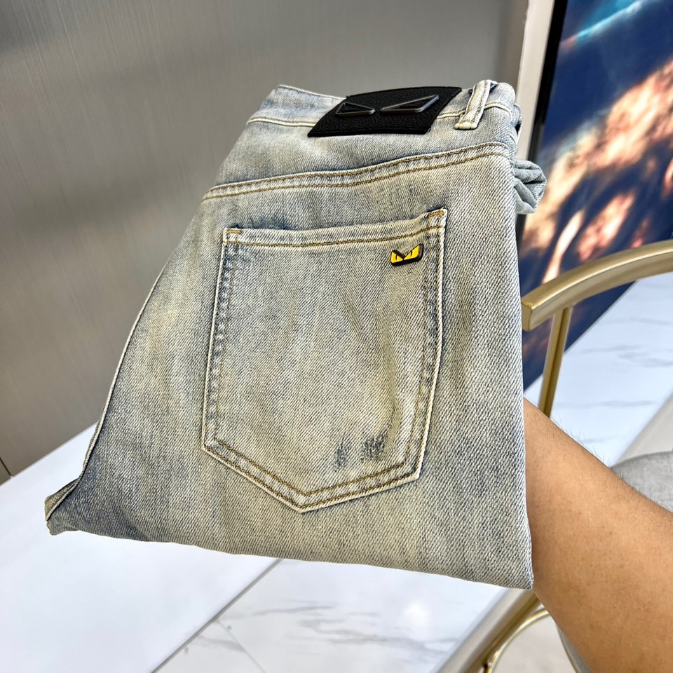 NO:526511,Fendi and S spring and summer new products of washed fabric jeans, classic logo for men's back pocket brand, slim straight jeans. This trouser is selected for imported top 95 cotton 5 spandex daily blended denim fabric made of washing jeans. It has been processed through multiple washing processes, making it very soft and comfortable to fit!  The whole pair of trousers presents a very pleasing and fashionable retro blue effect, and the touch is soft and skin-friendly. It is comfortable and breathable and has a crisp texture. It is a versatile style that can be controlled by commuting all seasons!  28-38 (no 37), fendi, jeans, alexander wang19860909芬迪、s春夏新品水洗面料牛仔裤,男士后口袋品牌经典徽标、修身直筒牛仔长裤.此款裤装精选客供进口顶级95棉5氨纶日制混纺牛仔面料制作而成水洗牛仔,经多道水洗工艺加工处理,贴身非常绵软舒适！整条裤装呈现出非常养眼时髦的复古蓝色效果,同时手感更是柔软亲肤,着穿舒适透气且不失挺括质感,四季通勤皆可驾驭的百搭款式！28-38（无37）,,fendi,jeans,alexander wang,Men's clothing