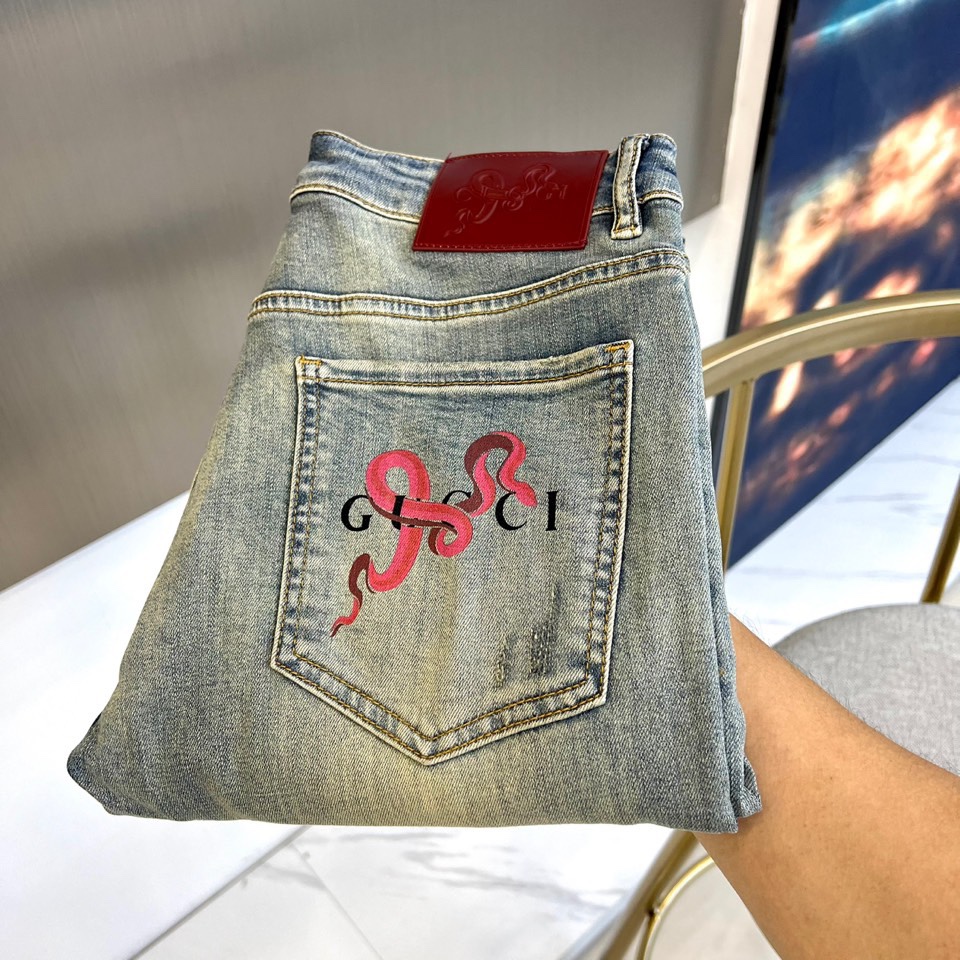 NO:526512,Gucci and s spring and summer new products of washed fabric jeans, men's back pocket brand classic logo, slim straight jeans trousers. This trouser is selected for imported top 95 cotton 5 spandex daily blended denim fabric made of washed jeans. It has been processed through multiple washing processes, making it very soft and comfortable to fit!  The whole pair of trousers presents a very pleasing and fashionable retro blue effect, and the touch is soft and skin-friendly. It is comfortable and breathable and has a crisp texture. It is a versatile style that can be controlled by commuting all seasons!  28-38 (no 37), gucci, jeans, alexander wang19860909Gucci、s春夏新品水洗面料牛仔裤,男士后口袋品牌经典徽标、修身直筒牛仔长裤.此款裤装精选客供进口顶级95棉5氨纶日制混纺牛仔面料制作而成水洗牛仔,经多道水洗工艺加工处理,贴身非常绵软舒适！整条裤装呈现出非常养眼时髦的复古蓝色效果,同时手感更是柔软亲肤,着穿舒适透气且不失挺括质感,四季通勤皆可驾驭的百搭款式！28-38（无37）,,gucci,jeans,alexander wang,Men's clothing