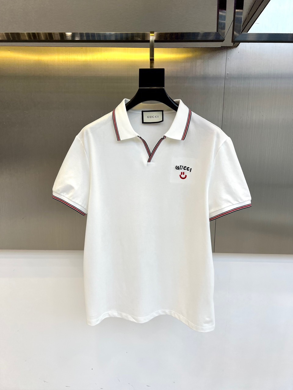 NO:496663,Gucci, s classic iconic logo, classic fashion lapel Polo shirt short sleeves, trading company channel orders, simple and elegant, fashionable and versatile, and the quality is even more unstriking!  Use imported custom-woven pure cotton bead mesh fabric, which is soft, straight, stylish, breathable and comfortable. The upper body has a good drooping feeling and is not easy to deform! It is even less likely to fade! A clean and refreshing basic POLO shirt style, a small and crisp pointed collar, stylish and fashionable, perfectly combining casual and business!  Fashionable and versatile!  M-3XL (model 173, 143 catties upper body L size), gucci, T-shirt, alexander wang19860909Gucci、s经典标志性Logo、 经典时尚翻领 Polo衫短袖 ,贸易公司渠道订单,简约大气,时尚百搭,品相更是无法挑剔！选用客供进口定织纯棉珠地网眼面料,柔软挺阔有型、透气舒适.上身垂感好,不易变形!更不易褪色!干净清爽的基础 POLO衫版型,小巧而挺括的尖领有型又时尚,休闲与商务完美结合！时尚百搭！M-3XL（模特173,143斤上身L码）,,gucci,T-shirt,alexander wang,Men's clothing