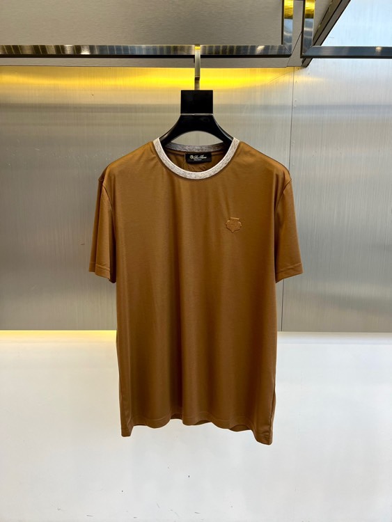 NO:496671,LP Home Spring and Summer latest embroidered men's round neck contrasting thread short-sleeved T-shirt, casual tailored cotton sweatshirt, simple and generous, the iconic embroidered shield logo all adopt 3D three-dimensional embroidery technology, exquisite and exquisite, full and stylish, strongly highlighting the brand's personality and culture, enhancing the overall style and taste, with a strong texture and high brand identity. Simple and versatile style, not picky about people to wear, never out of date, the matching index is very high, single wear or base wear is a good choice, easily leading the fashion trend, a must-have for high-end and trendy men!  Imported customer-supplied fabric double-stranded combed cotton, with delicate and soft texture, elasticity, comfortable and breathable, and will not fade or deform after wearing for a long time. 48-56 (model 173, 143 catties upper body 50 yards), loro piana, T-shirt, tees, t-shirt, alexander wang19860909LP家 春夏最新绣标男士圆领撞色螺纹短袖T恤衫,休闲剪裁棉质运动衫,简单大方,标志性的刺绣盾牌徽标,都采用3D立体刺绣工艺,精致考究,饱满有型,强烈地凸显出品牌的个性与文化,提升了整体的格调与品位,质感极强,品牌标识度高.简约百搭款,不挑人穿,永不过时,搭配指数非常高,单穿或者打底穿都是不错的选择,轻松引领时尚潮流,高端新潮型男必备尚品！进口客供面料双股精梳棉,质感细腻柔软,有弹性,穿着舒适透气凉爽,且久穿久洗不褪色不变形.48-56（模特173,143斤上身50码）,,loro piana,T-shirt,tees，t-shirt,alexander wang,Men's clothing