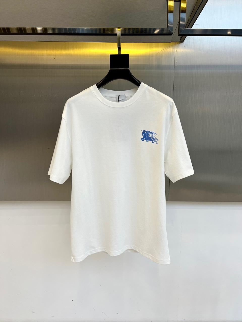 NO:496688,Burberry and spring and summer men's new round neck short-sleeved T-shirt. Imported fixed fabric is pure cotton, the fabric feels silky and soft, breathable and skin-friendly, and it is extremely comfortable to wear, and the overall texture is quite high!  The iconic logo on the body and chest is complete with three standards and carefully crafted. It is simple, fashionable and classic, and it is eye-catching, with great recognition and class!  The regular casual style cutting design makes it easy to make you look slim and taller!  48-56 (model 173, 143 catties upper body 50 sizes), burberry, T-shirt, tees, t-shirt, alexander wang19860909巴宝莉、春夏男士新款圆领短袖T恤.进口定织面料纯棉、面料手感丝滑柔软,透气亲肤性极佳,着身无比的舒适,整体质感相当之高！衣身胸前标志性Logo,三标齐全、重工艺精心打造,简约时尚经典让人眼前一亮,极具辨识度与档次感！常规的休闲版型裁剪设计,轻松凹出显瘦显高身型！48-56（模特173,143斤上身50码）,,burberry,T-shirt,tees，t-shirt,alexander wang,Men's clothing