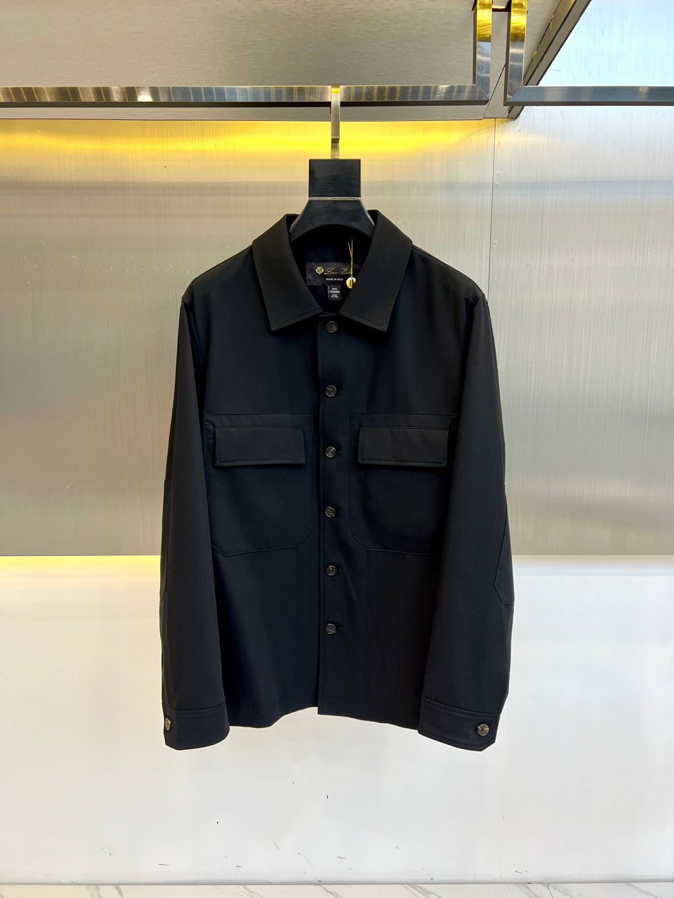 NO:496737,Loro Piana, new business lapel jacket for spring and summer. Practical aesthetics, men's customized black technology waterproof microfiber fabric, Italian luxury products known for their low-key but exquisiteness. A simple-looking single item may be priced beyond imagination. The difference between a newcomer and an old money is only one LP. Only fashion masters who are truly 'rich enough' and 'quite enough' will understand it, and they will buy it! Maybe it won't be stunning at a glance, but it will definitely be timeless and amazing time. About style and design: The backbone of the Traveller family can be said to be one of the classic synonyms of LP. It is minimalist, durable, practical and functional coexist, and is undoubtedly the best example of practical aesthetics! People who say that LP do not need to deliberately show their aggressive RMB edge, no longer be occupied by logos and trends, and will become more and more loyal to the enjoyment brought to themselves by a single item. Of course, this is not just visual beauty, but more tactile comfort needs. LP is the 'tactile luxury ceiling' myself! That is, the independently developed Windmate microfiber, high density and delicate twill texture, light and anti-wrinkle. 48-56 (model 173, 143 catties upper body 50 sizes), loro piano, loro piano, jackets & coats, jackets & coats, alexander wang19860909Loro Piana诺悠翩雅、春夏新款商务翻领夹克外套.实用美学主义,男款定制黑科技防水超细纤维面料,以低调但精致著称的意大利高奢品,一件看起来简简单单的单品,价格可能高到超乎想象,新贵和old money的差别,仅在于一件LP而已.从来都是真正“够有钱”又“够有品”的时装精才会懂它,且会买它!或许不会一眼惊艳,但绝对历久弥新而惊艳了时光.关于款式及设计:Traveller家族里的中坚分子可以说是LP的经典代名词之一,极简、耐看、实穿、功能性并存,是实用美学主义的最佳表率无疑了! 都说穿LP的人,无需刻意露出咄咄逼人的RMB锋芒,不再被logo和潮流占据,会越来越忠于一件单品给自己带来的享受,当然这不只是视觉上的好看,更多的是触觉上的舒适需求,而LP就是堪称“触觉奢华天花板”本人! 即自主研发的Windmate超细纤维,高密细腻的斜纹肌理,轻盈抗皱.48-56（模特173,143斤上身50码）,,loro piana,loro piana,jackets & coats,jackets & coats,alexander wang,Men's clothing