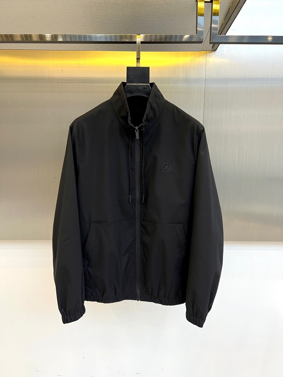 NO:519756,The main recommendation is Ermenegildo Zegna stand-up jacket, which can be worn for business and casual everyday clothes!  The upper body modifies the body and perfectly combines fashion aesthetics with the concept of new urban business and leisure. The Italian minimalist, capable and outdoor functional style are the ultimate interpretation, both solemn and harmonious, creating a unique styling item. The overall outline tends to be simple, with a rather unique and elegant detail treatment, enriching the overall vision. The wardrobe business and leisure are excellent and high attendance rate!  It is hard to come by!  48-56 (model 173, 143 catties upper body 50 sizes), zegna, jackets & coats, jackets & coats, alexander wang19860909主推 Ermenegildo Zegna 杰尼亚立领夹克外套,可商务可休闲日常穿搭！上身修饰身形、将时装美学和新都市商务休闲概念完美融合,通体将意式的极简、干练和户外功能性风格极致诠释,亦庄亦谐,塑造出别具一格的造型单品,整体轮廓趋于简约风格,颇为个性且雅痞的细节处理,丰富了整体视觉.衣橱商务休闲绝佳的高出勤率！可遇而不可求！48-56（模特173,143斤上身50码）,,zegna,jackets & coats,jackets & coats,alexander wang,Men's clothing