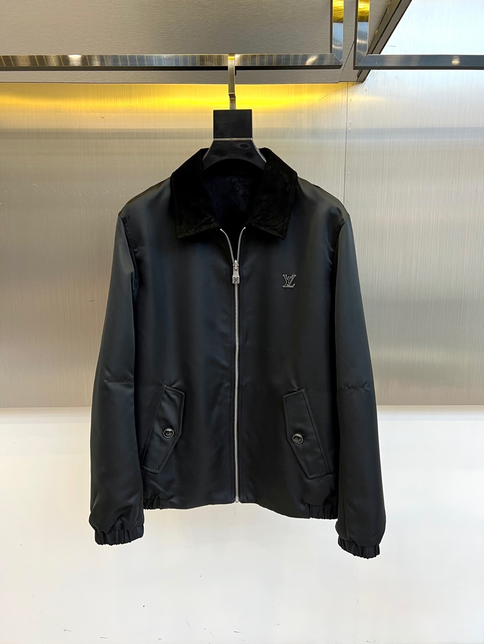 NO:519750,Mainly recommended 1v Vuitton, 25FW Monogram Jacket for Men. This double-sided jacket is perfect for both day and evening wear. This versatile black outfit is decorated with a Monogram jacquard woven pattern on the sides. Another part of the model is made of solid satin with a Damier-decorated leather collar and metal LV initials on the chest. Lining is decorated with an iconic jacquard woven pattern with jacquard woven rib cuffs and hem zipper closure Black pearl effect button pockets Solid color pockets with flip on the sides Solid color metal details on the side Solid color side Solid color patches with two jacquard textures Large side pockets with jacquard textures on the sides Leather collar side Solid color palettes with two jacquard textures Signature pattern on the sides Leather collar side  48-56 (model 173, 143 catties upper body 50 sizes), louis vuitton, jackets & coats, jackets & coats, alexander wang19860909主推 1v威登、25FW男士Monogram 夹克双面外套.这款双面夹克非常适合日装和晚装.这款百搭的黑色服装侧面饰有同系配色Monogram 提花梭织图案.该型号的另一部分由纯色缎面制成,带有 Damier装饰的皮革衣领和胸前的金属LV首字母丰富了灵感. 衬里饰有标志性的提花梭织图案单面采用提花梭织罗纹袖口和下摆拉链开合 黑色珍珠效果纽扣口袋 两个侧面带翻盖的纯色口袋侧面胸部的纯色金属细节 纯色侧面饰有标志性皮革贴饰侧面有两个提花纹理的大侧袋 皮革衣领侧面饰有提花纹理标志性图案. 48-56（模特173,143斤上身50码）,,louis vuitton,jackets & coats,jackets & coats,alexander wang,Men's clothing