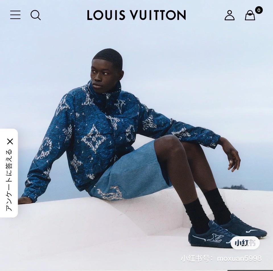 NO:496722,1v Vuitton, 25FW autumn and winter men's coat coat Monogram printed lightweight adjustment hat new thin cotton. The windbreaker is dotted with a summer-filled printed Monogram Regatta pattern, which is dotted with a small sailboat on a blue wavy background. This sports windbreaker is made of lightweight technical fabric, and the hood is adjustable and folds into the collar. The L.Vuitton iconic rubber decal on the chest adds icing on the cake for this multi-purpose outfit. Fabric: Polyamide Color: Marine Pattern Signature Full-body Print Pattern Adjustable folding hood in the collar Breathable Rib Cuffs and hem dark zipper closure Two side pockets The chest iconic rubber decal is comfortable and suitable for the body. 48-56 (model 173, 143 catties upper body size 50), Jackets & coats, Hats, Alexander wang198609091v威登、 25FW秋冬男士大衣外套Monogram印花轻质调节帽新款薄棉.风衣上点缀着充满夏日气息的印花Monogram Regatta图案,在蓝色波浪的背景上点缀着小帆船.这款运动风衣采用轻质技术面料制成,衣帽可调节,并可折叠至衣领内.胸前的L.Vuitton标志性橡胶贴花为这款多功能服装锦上添花.面料:聚酰胺颜色:海洋图案标志性的全身印花图案衣领内的可调节折叠兜帽透气孔罗纹袖口和下摆暗拉链开合两个侧袋 胸前标志性橡胶贴花,舒适合身.48-56（模特173,143斤上身50码）,,jackets & coats,hats,alexander wang,Men's clothing