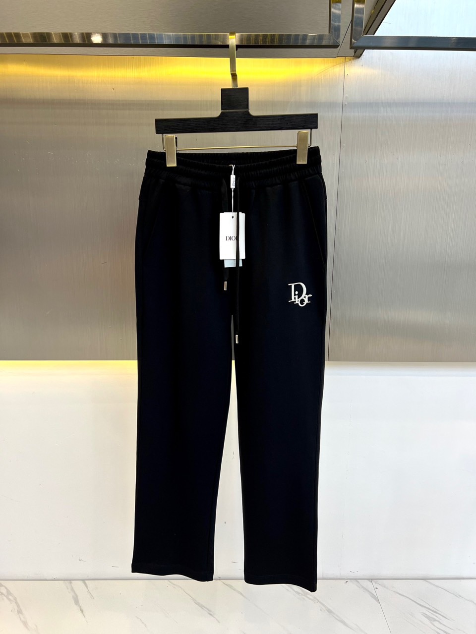 NO:499113,Dio and 25s spring and summer new men's drawstring casual embroidered sports sweatpants are newly released. The details are meticulous, creating the evergreen tree's evergreen without getting greasy and comfortable and versatile. As one of the fashionable items that men can wear at any time and anywhere, the simple design of casual pants is combined with high-end fabrics, fine embellishments, and three-dimensional tailoring, so that you can avoid being too mature and stable, but more self-centered and personalized. The imported long velvet cotton fabric is customized, and the sag behind the upper body is also very good. The three-dimensional tailoring is straight and the upper body is produced by the original manufacturer, and the perfect quality is shipped!  48-56 (please report waist size by order),,dior,dior,alexander wang19860909Dio迪奥、25s春夏新品男士抽绳休闲刺绣运动卫裤,全新发布新款定制,细节一丝不苟,打造出了常青树的百看不腻以及舒适百搭.休闲运动裤作为随时随地男人都能穿搭的时尚单品之一,休闲裤简洁的设计配合高档面料,细节点缀,立体剪裁,让你避免太过于成熟稳重,而是多了几分自我和个性.进口长绒精棉面料定制打造,上身后垂度也非常好,立体剪裁上身挺拔,原厂原单出品,完美品相出货！48-56（下单请报腰围尺寸）,,dior,dior,alexander wang,Men's clothing