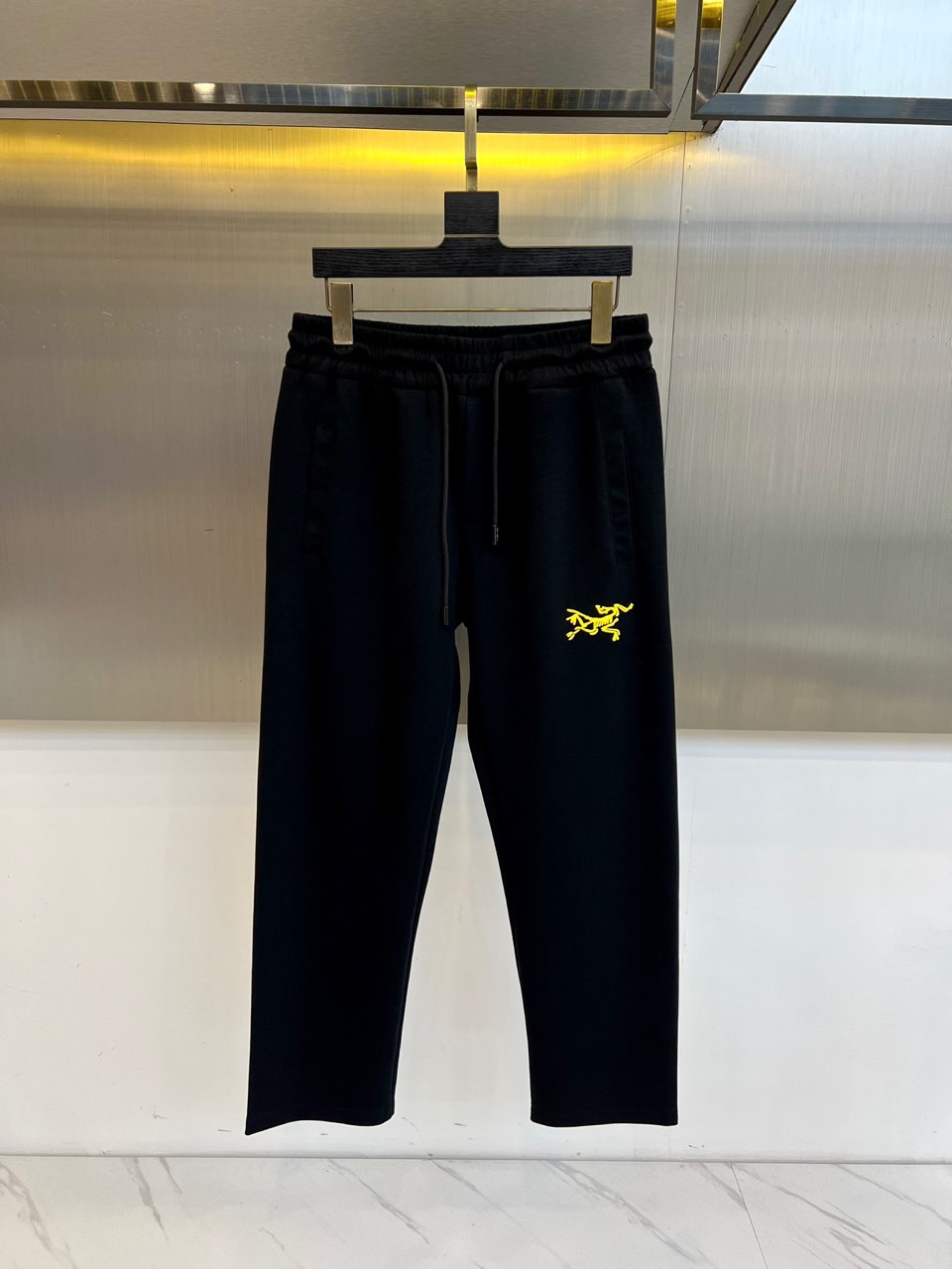 NO:499115,Archaeopteryx and 25s spring and summer new men's drawstring casual embroidered sports sweatpants are newly released. The details are meticulous, creating the evergreen tree's evergreen without being greasy and comfortable and versatile. As one of the fashionable items that men can wear at any time and anywhere, the simple design of casual pants is combined with high-end fabrics, fine embellishments, and three-dimensional tailoring, so that you can avoid being too mature and stable, but more self-indulgent and personality. The imported long velvet cotton fabric is customized, and the sag behind the upper body is also very good. The three-dimensional tailoring is straight and the upper body is produced by the original manufacturer, and the perfect quality is shipped!  48-56 (please report waist size by ordering), arc'teryx,alexander wang19860909始祖鸟、25s春夏新品男士抽绳休闲刺绣运动卫裤,全新发布新款定制,细节一丝不苟,打造出了常青树的百看不腻以及舒适百搭.休闲运动裤作为随时随地男人都能穿搭的时尚单品之一,休闲裤简洁的设计配合高档面料,细节点缀,立体剪裁,让你避免太过于成熟稳重,而是多了几分自我和个性.进口长绒精棉面料定制打造,上身后垂度也非常好,立体剪裁上身挺拔,原厂原单出品,完美品相出货！48-56（下单请报腰围尺寸）,arc'teryx,alexander wang,Men's clothing