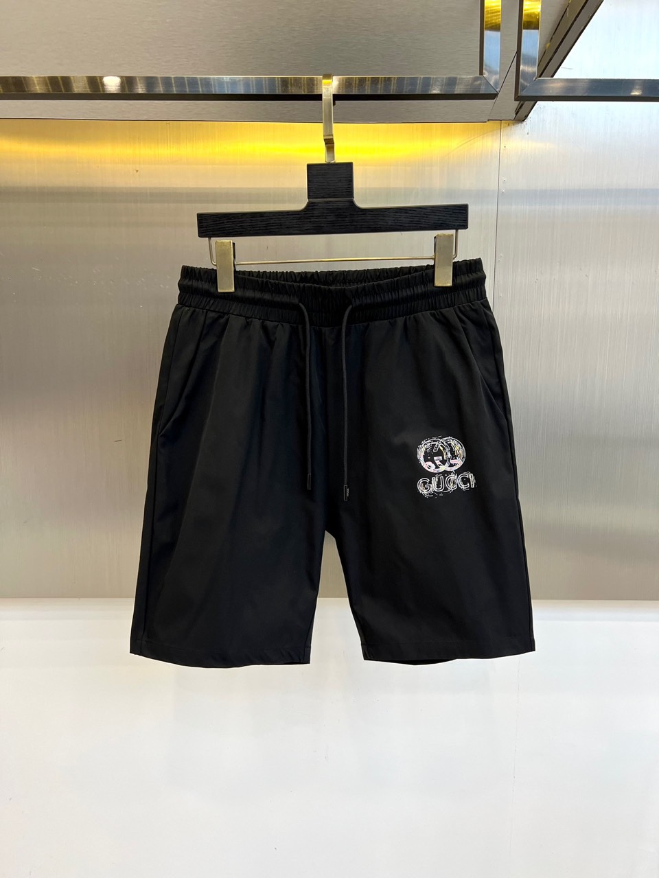 NO:499119,Gucci and 2025ss summer new products are on sale, logo logos are fashionable and casual sports pinch pants/shorts!  The imported high-density knitted pure cotton material is smooth and simple, skin-friendly and refreshing. The softness and comfort of the fabric are impeccable, with high recognition, and there will be no mistakes in the upper body. The matching performance is undoubtedly the waist design, elastic elastic waist circumference modification!  Each piece of high-end craftsmanship determines success or failure!  Very good quality and a fashionable item!  48-56 (model 173, 143 catties upper body 50 sizes), gucci, shorts, alexander wang19860909Gucci、2025ss夏季新品发售,logo标识时尚休闲运动五分裤/短裤！甄选客供进口高密针织纯棉材质,平整简约,亲肤透爽.面料的柔软性舒适性也都是无可挑剔的,辨识度高,上身绝对不会出错,搭配性能更是毫无疑问,腰身设计松紧弹力腰围修饰！高端工艺每件决定成败！ 品质质感非常不错一款时尚单品！48-56（模特173,143斤上身50码）,,gucci,shorts,alexander wang,Men's clothing