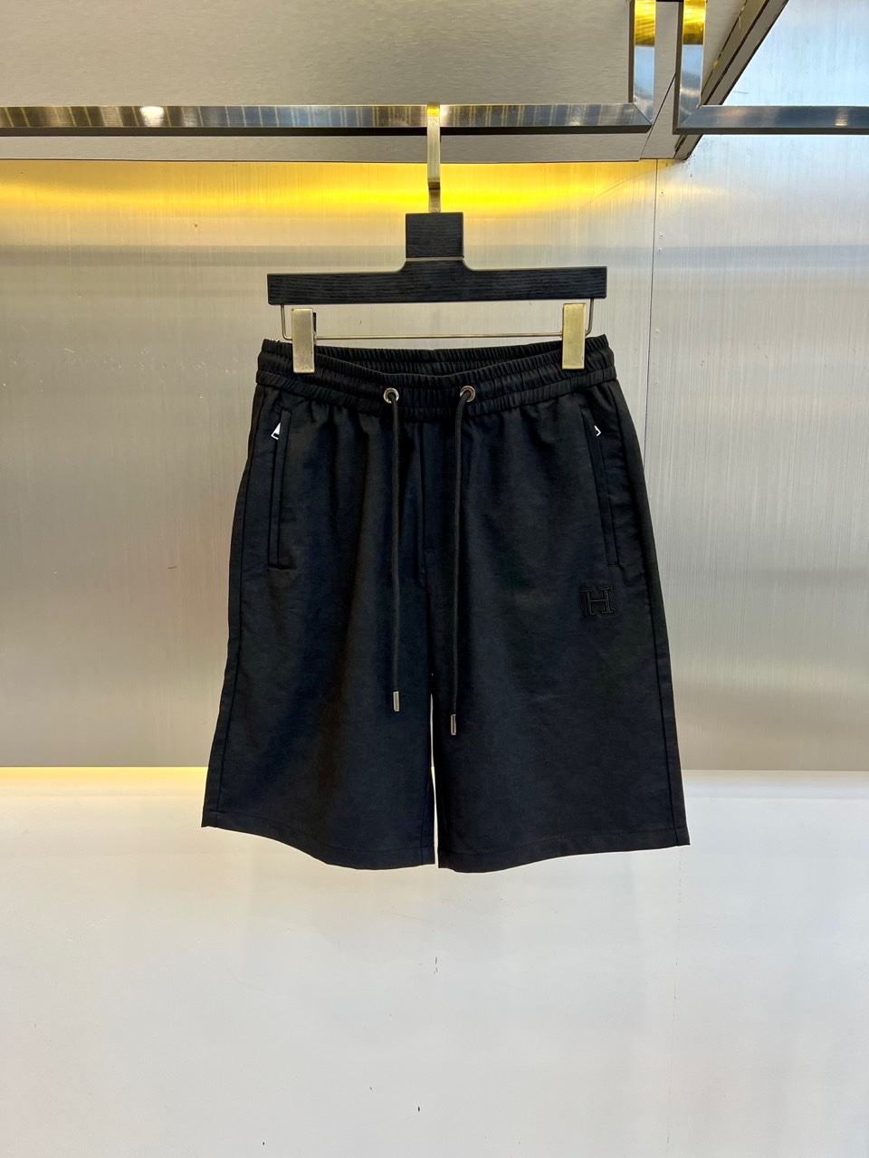 NO:499131,Hermes, 25s spring and summer new casual shorts!  Fashionable sports shorts that are a must-have in spring and summer are suitable for all occasions. They appear very frequently. Don’t miss them if you like them!  This high-quality fabric is selected for high-quality fabrics: 51 viscose, 11 nylon, 5 spandex, 33 polyester fiber, and the fabric has a flat and clear texture, with good moisture absorption and breathability, soft and elastic, and is particularly flexible, elastic, long-lasting and durable!  The classic logo on the front side of the trouser looks more eye-catching, high-end and recognizable!  While improving visual fashion, it makes the overall contour feel stronger, and its personality reduces age and is not restricted by age!  High elastic drawstring elastic waist + simple and versatile upper body, and you can match it with a short T-piece, which is very handsome!  29-38. (Please report height and weight by placing an order),,hermes,shorts,alexander wang19860909爱马仕、 25s春夏新款休闲短裤！春夏季必入的时尚运动短裤,适用于各种场合,出镜率非常高,喜欢的不要错过哦！此款精选高品质面料51粘胶、11锦纶、5氨纶、33聚酯纤维、布面纹理平整清晰,具有良好的吸湿透气性,柔软有弹力,,格外柔韧有弹性持久耐用！裤身前侧经典Logo,显得更加醒目高级且富有辨识度！提升视觉时髦度的同时,使得整体轮廓感更强,个性减龄、不受年龄阶段的限制！高弹力抽绳松紧裤腰+上身简约百搭、任意搭配一件短T就很是帅气！29-38、（下单请报身高体重）,,hermes,shorts,alexander wang,Men's clothing