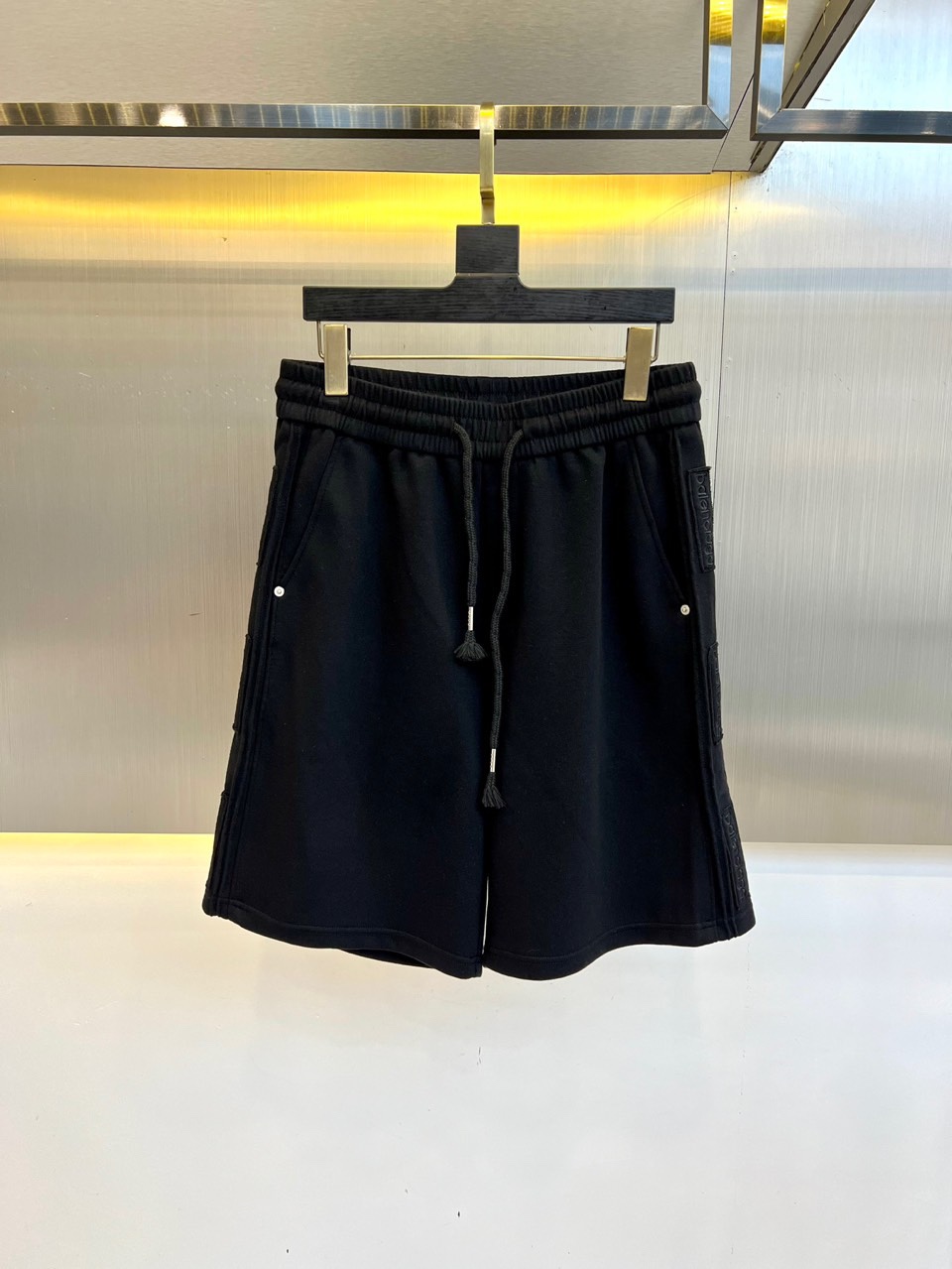 NO:499135,Balenciaga and 2025ss summer new products are available for shorts!  The imported high-density knitted pure cotton material is smooth and simple, skin-friendly and refreshing. The softness and comfort of the fabric are impeccable and highly recognizable. There is absolutely no mistake in the upper body, and the matching performance is undoubtedly the waist design, elastic elastic waist circumference modification!  Each piece of high-end craftsmanship determines success or failure!  Very good quality and a fashionable item!  48-56 (order information about height weight waist circumference), balenciaga, shorts, alexander wang19860909巴黎世家、2025ss夏季新品发售短裤！甄选客供进口高密针织纯棉材质,平整简约,亲肤透爽.面料的柔软性舒适性也都是无可挑剔的、辨识度高,上身绝对不会出错,搭配性能更是毫无疑问,腰身设计松紧弹力腰围修饰！高端工艺每件决定成败！ 品质质感非常不错一款时尚单品！48-56（下单情报身高体重腰围）,,balenciaga,shorts,alexander wang,Men's clothing
