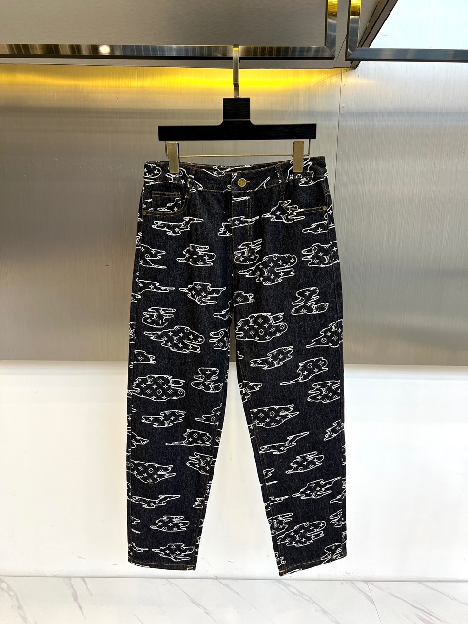 NO:499140,1v, 25FW new product for men's classic presbyterian elements retro washing jeans!  Selected and supplied to customers to make imported heavy tannin cotton denim fabric carefully made, high-end washing and whitening process, the overall color is simple and outstanding, the fabric is skin-friendly and delicate, and has superior elasticity and comfort!  The classic logo element embroidery is embroidered at the back of the trousers, and the iconic metal twisted buttons are also equipped with fashionable and modern. The details show the brand identity and strongly reflect the overall sense of high-end!  The style is perfectly tailored, the hip lifting effect is excellent, the compatibility is extensive, and it is satisfied with various daily outfits, and it has a lot of upper body styles!  30-36 (no 35), jeans,alexander wang198609091v、25FW新品男士经典老花元素复古水洗牛仔裤！甄选客供进口重磅丹宁棉质牛仔面料精心制成,高端水洗磨白工艺处理,整体色泽简约出众,面料质感亲肤细腻,富有优越的弹力与舒适度！裤身后兜处经典徽标元素刺绣点缀,同时搭载标志性金属扭曲纽扣,时髦而摩登,于细节之处即彰显了品牌身份又强烈体现出整体高级感！版型剪裁完美,提臀修身效果绝佳,兼容性广泛,满足于日常各种穿搭,上身型款十足！30-36（无35）,,jeans,alexander wang,Men's clothing