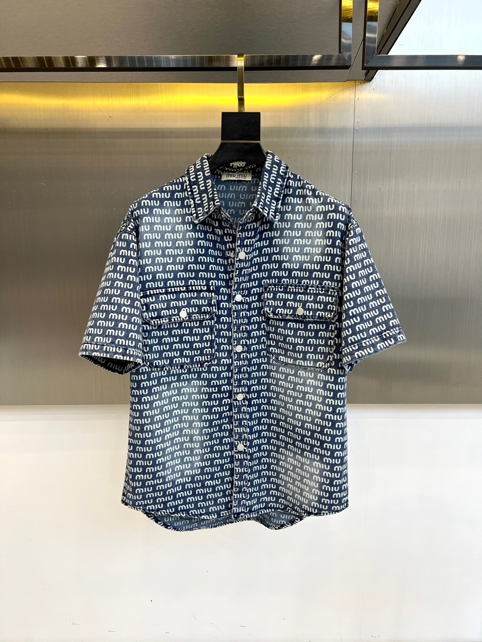 NO:499151,miumiu, 2025, summer denim short-sleeved lapel jacket, custom washed denim fabric, excellent style, white short-sleeved T-shirt inside, very capable, in the monotonous summer, gives you a different outfit experience, size 48-56 (model 173-140 catties upper body 50 sizes), miumiu, jackets & coats, T-shirt,tees, t-shirt,alexander wang19860909miumiu、2025、夏季牛仔短袖翻领外套、定制洗水牛仔面料、绝佳版型、内搭白色短袖T恤、非常的干练、在单调的夏季、给到您不一样的穿搭体验、尺码48-56（模特173-140斤上身50码）,,miumiu,jackets & coats,T-shirt,tees，t-shirt,alexander wang,Men's clothing