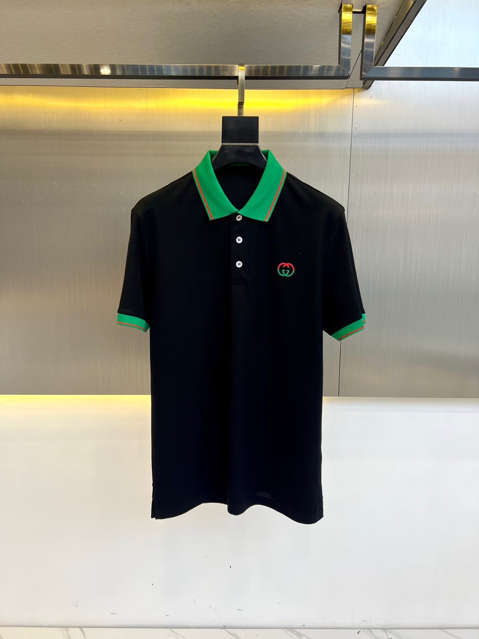 NO:499148,Gucc Gucci, 25 spring and summer fashion short-sleeved mercerated bead floor cotton POLO shirt!  Select high-end imported garment custom-woven bead floor fabrics, old-fashioned workshop garment process is fixed and dyed, extremely luxurious and special materials, all of which are superior in fabric attributes, merceration process, the fabric has extremely high gloss, delicate and natural mesh structure, perfect comfort and breathability, the touch experience is self-evident, and the ultimate luxury enjoyment!  The lapels are fashionable and age-reducing, and the upper body has excellent effect, both commuting and casual mixing. There is no age limit, which can interpret a super-style urban elite sense and is a fashionable item with a high degree of control!  48-56 (model 173, 143 catties upper body 50 sizes), gucci, gucci, T-shirt, alexander wang19860909Gucc古驰、25春夏时装款短袖丝光珠地棉POLO衫！甄选高级进口成衣定织珠地面料,老牌工坊成衣工序定织定染,极为奢华特殊的材质,面料属性皆为上乘,丝光工艺处理,面料光泽度极高,网眼结构细腻自然,舒适性与透气性完美兼备,触感体验不言而喻,奢华极致享受！ 翻领时尚且减龄,上身效果出色,即通勤亦休闲混搭,无年龄层次限定,可以诠释出超具型格的都市精英感,属于驾驭度极高的时髦单品！ 48-56（模特173,143斤上身50码）,,gucci,gucci,T-shirt,alexander wang,Men's clothing