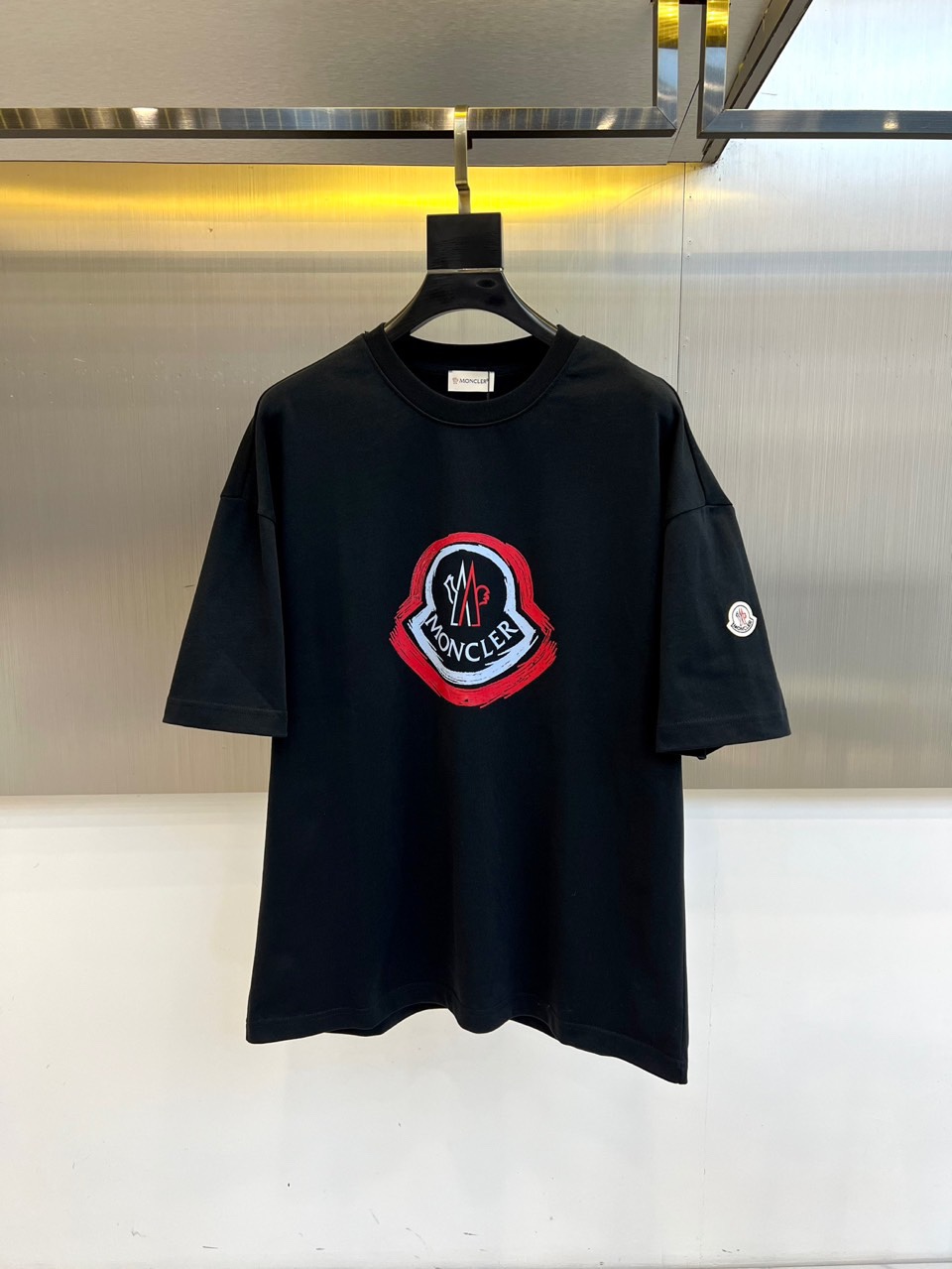 NO:499154,The cloaked mouth, a new round neck short-sleeved T-shirt for men in spring and summer 2025. The imported fixed fabric is pure cotton, the fabric feels silky and soft, and it is breathable and skin-friendly. It is extremely comfortable to wear, and the overall texture is quite high!  The iconic logo on the body and chest is complete with three standards and carefully crafted. It is simple, fashionable and classic, and it is eye-catching, with great recognition and class!  The regular casual style cutting design makes it easy to make you look slim and taller!  48-54 (model 173, 143 catties upper body 48 sizes) (a size larger), Moncler, T-shirt, tees, t-shirt, alexander wang19860909蒙口、2025春夏男士新款圆领短袖T恤.进口定织面料纯棉、面料手感丝滑柔软,透气亲肤性极佳,着身无比的舒适,整体质感相当之高！衣身胸前标志性Logo,三标齐全、重工艺精心打造,简约时尚经典让人眼前一亮,极具辨识度与档次感！常规的休闲版型裁剪设计,轻松凹出显瘦显高身型！48-54（模特173,143斤上身48码）（偏大一码）,,Moncler,T-shirt,tees，t-shirt,alexander wang,Men's clothing