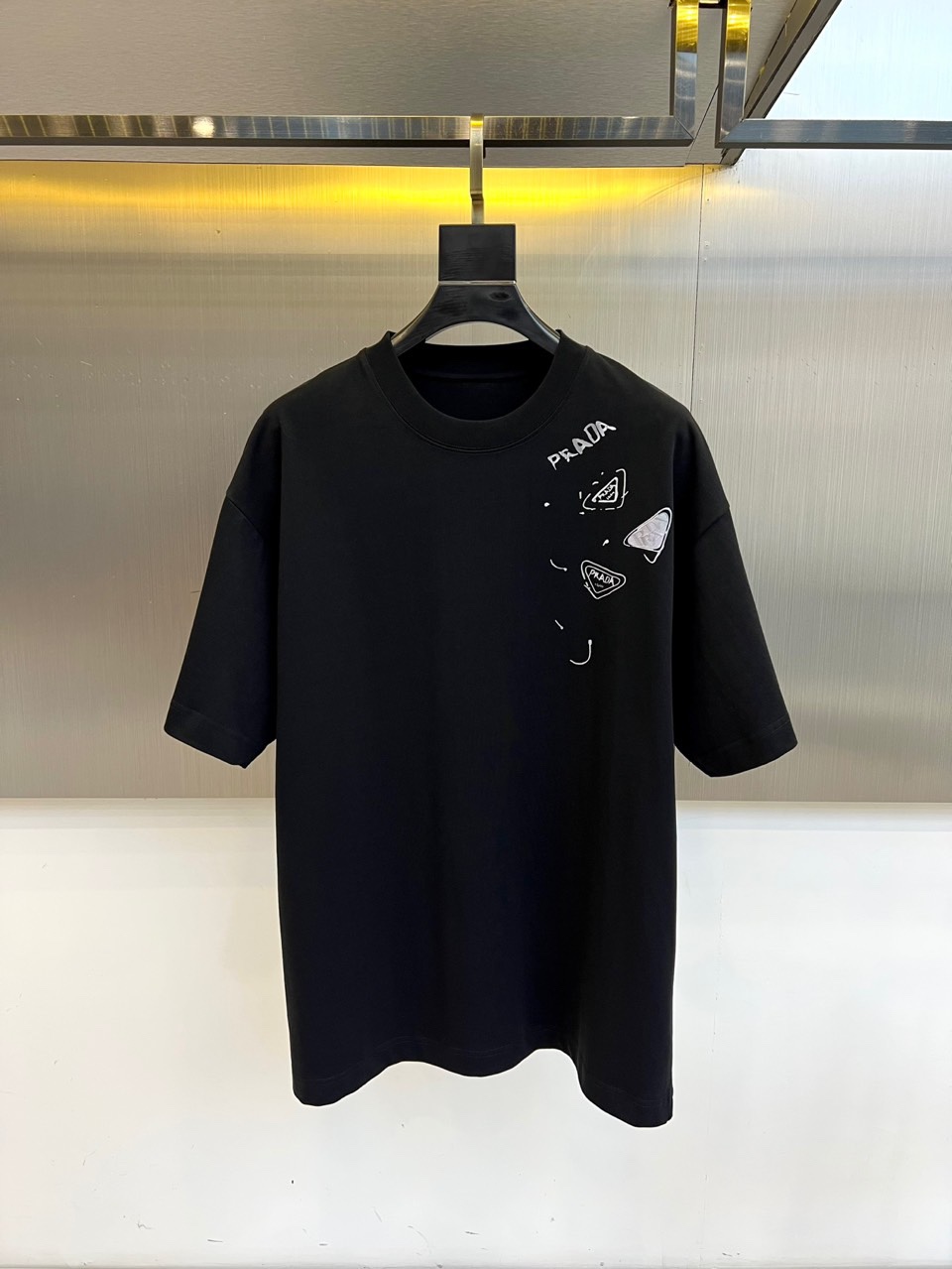 NO:499159,Prada and 2025 new men's short-sleeved T-shirts, 32 pieces imported from customers/tight cotton double yarn 255g heavy fine sulfur cotton. The fabric is smooth and delicate and has a texture. The comfort and breathability of the body are very superior. It is comfortable and has no sense of stuffiness, allowing you to experience the ultimate and enjoyable wearing experience!  The details are extremely perfect, impeccable, the upper body effect is excellent, very eye-catching, and the return rate is unquestionable. The excellent item in the closet that improves vision is very handsome whether it is worn inside or alone!  48-56 (please report height and weight by placing an order),,prada,T-shirt,tees,t-shirt,alexander wang19860909普拉达、2025新款男短袖T恤,选用客供进口32支/紧密棉双纱255g重精硫棉材质,面料织纹平顺细腻且富有质感,着身的舒爽和透气吸湿性都非常的优越,贴肤舒适无闷热感,让你体验到极致享受的穿着体验！细节极致完美,无可挑剔,上身效果非常出色,非常招眼吸睛,回头率毋庸置疑,衣橱里改良视觉的绝佳单品,无论内搭还是单穿都爆帅十足！48-56（下单请报身高体重）,,prada,T-shirt,tees，t-shirt,alexander wang,Men's clothing