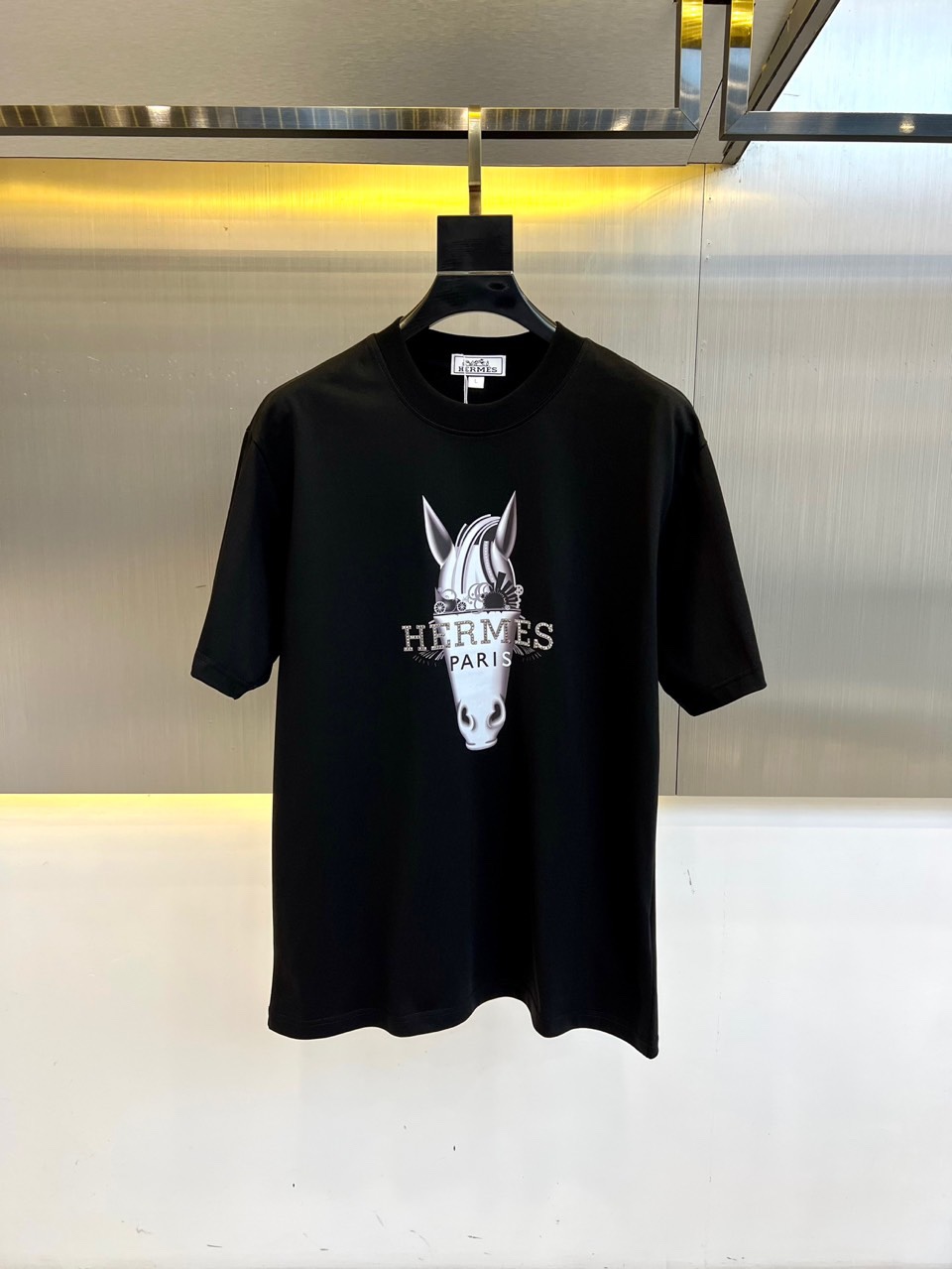 NO:499162,Hermes, 2025 spring and summer men's new round neck short-sleeved T-shirt. Imported fixed fabric is pure cotton, the fabric feels silky and soft, breathable and skin-friendly, and it is extremely comfortable to wear, and the overall texture is quite high!  The iconic logo on the body and chest is complete with three standards and carefully crafted. It is simple, fashionable and classic, and it is eye-catching, with great recognition and class!  The regular casual style cutting design makes it easy to make you look slim and taller!  M-4XL (model 173, 143 catties upper body L size), hermes, T-shirt,tees, t-shirt,alexander wang19860909爱马仕、2025春夏男士新款圆领短袖T恤.进口定织面料纯棉、面料手感丝滑柔软,透气亲肤性极佳,着身无比的舒适,整体质感相当之高！衣身胸前标志性Logo,三标齐全、重工艺精心打造,简约时尚经典让人眼前一亮,极具辨识度与档次感！常规的休闲版型裁剪设计,轻松凹出显瘦显高身型！M-4XL（模特173,143斤上身L码）,,hermes,T-shirt,tees，t-shirt,alexander wang,Men's clothing