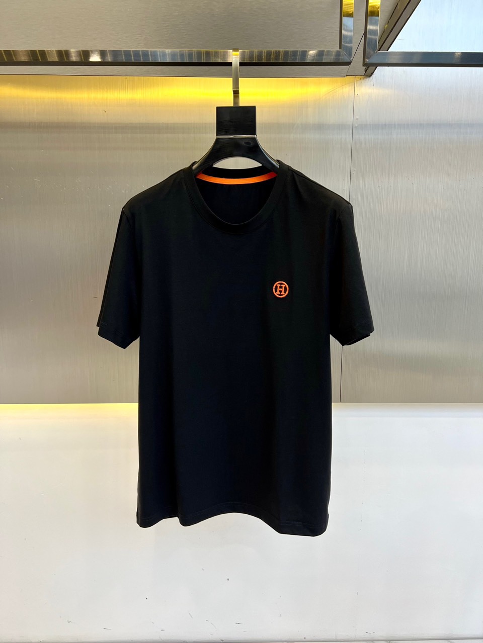 NO:499220,Hermès, the latest men's round neck short-sleeved T-shirt for spring and summer 2025, casual tailored cotton sweatshirt, simple and generous, the iconic logo adopts 3D three-dimensional embroidery technology, exquisite and exquisite, full and stylish, strongly highlighting the brand's personality and culture, enhancing the overall style and taste, with a strong texture and high brand identity. Simple and versatile style, not picky about people to wear, never out of time, the matching index is very high, single or base wear is a good choice, easily leading the fashion trend, a must-have for high-end and trendy men!  Imported customer-supplied fabric double-stranded combed horse cotton, with delicate and soft texture, elasticity, comfortable and breathable, and will not fade or deform after wearing for a long time. 48-56 (model 173, 143 catties upper body 50 yards), hermes, T-shirt,tees, t-shirt,alexander wang19860909爱马仕、 2025春夏最新款男士圆领短袖T恤衫,休闲剪裁棉质运动衫,简单大方,标志性的徽标,采用3D立体刺绣工艺,精致考究,饱满有型,强烈地凸显出品牌的个性与文化,提升了整体的格调与品位,质感极强,品牌标识度高.简约百搭款,不挑人穿,永不过时,搭配指数非常高,单穿或者打底穿都是不错的选择,轻松引领时尚潮流,高端新潮型男必备尚品！进口客供面料双股精梳匹马棉,质感细腻柔软,有弹性,穿着舒适透气凉爽,且久穿久洗不褪色不变形.48-56（模特173,143斤上身50码）,,hermes,T-shirt,tees，t-shirt,alexander wang,Men's clothing