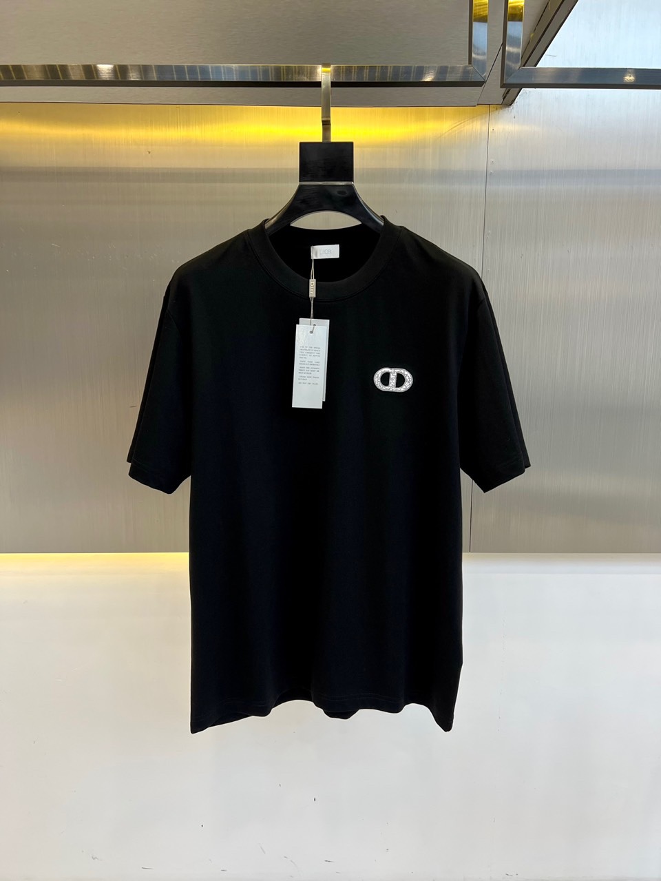 NO:499165,Dior, 2025 spring and summer new round neck short-sleeved T-shirt. Customer-supplied worsted knitted cotton fabric, smooth and delicate texture, light and transparent, and has a cutting process that combines both inside and outside. It always maintains a perfect shape, a classic CD embroidery logo on the chest, an excellent fit, a super perfect upper body effect, a must-have hot item for 2025 summer. Size M-3XL (model 173, 143 catties upper body L size), dior, dior, T-shirt, tees, t-shirt, alexander wang19860909Dior迪奥、2025春夏新品圆领短袖T恤.客供精纺针织棉面料,手感质感顺滑细腻,轻薄透爽,内外兼具的裁剪工艺,时刻保持足够完美的造型、胸前经典CD刺绣logo、绝佳版型、上身效果超级完美、2025夏季必备爆款单品.尺码M-3XL（模特173,143斤上身L码）,,dior,dior,T-shirt,tees，t-shirt,alexander wang,Men's clothing