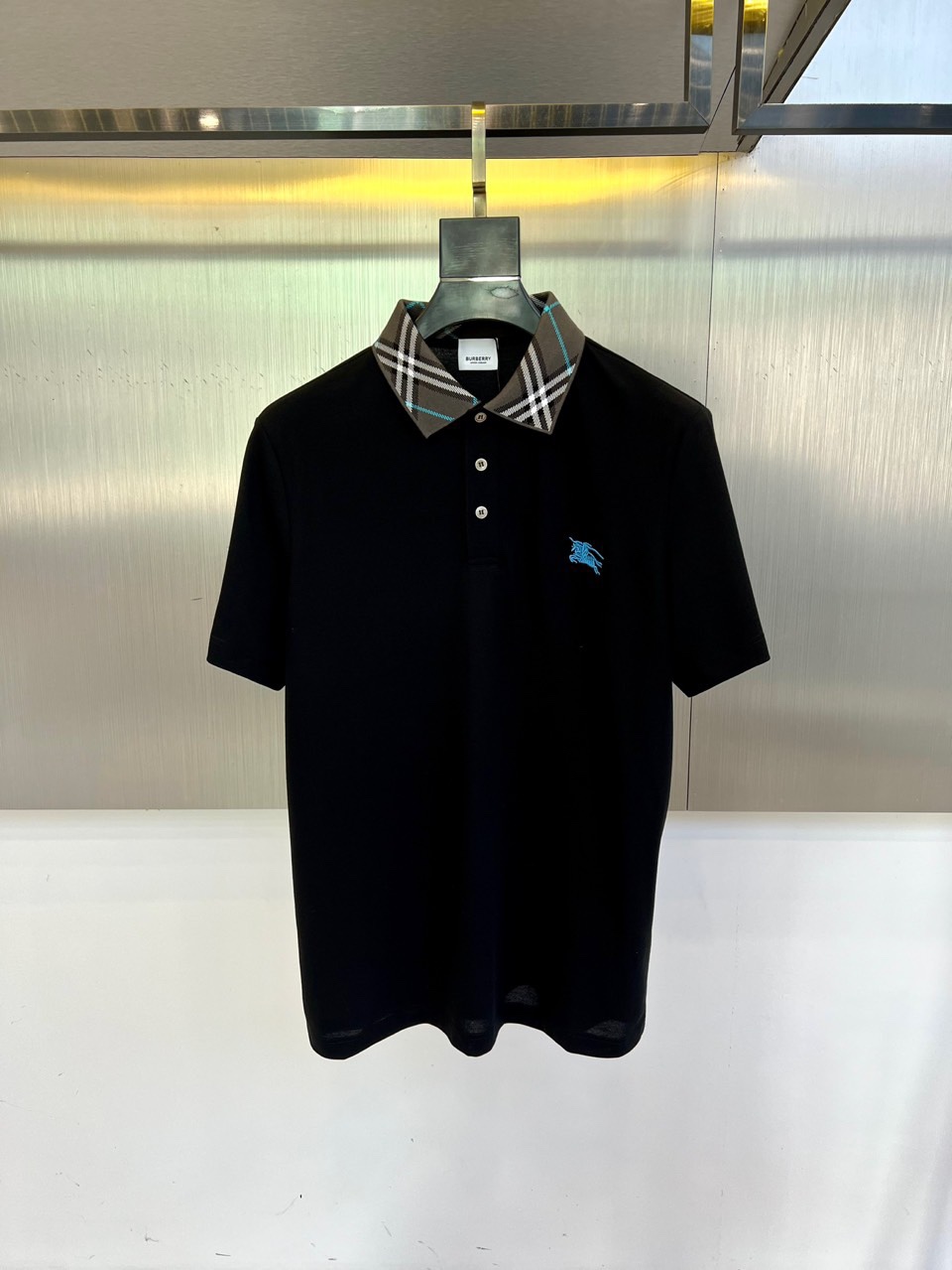 NO:499171,Burberry, 2025s classic iconic logo embellishment elements, classic fashion lapel, Polo shirt short sleeves, trading company channel orders, simple and elegant, fashionable and versatile, and the quality is even more unstriking!  The imported fixed-woven pure cotton bead mesh fabric is used, which is soft, straight, stylish, breathable and comfortable. The upper body has a good drooping feeling and is not easy to deform! It is even less likely to fade! A clean and refreshing foundation. The POLO shirt style is small and crisp pointed collar, and the armband design uses the three-dimensional craftsmanship of the brand logo, which perfectly combines leisure and business!  Fashionable and versatile!  M-4XL (model 173, 143 catties upper body L size), burberry, T-shirt, alexander wang19860909巴宝莉、2025s经典标志性Logo点缀元素 经典时尚翻领 Polo衫短袖 ,贸易公司渠道订单,简约大气,时尚百搭,品相更是无法挑剔！选用客供进口定织纯棉珠地网眼面料,柔软挺阔有型、透气舒适.上身垂感好,不易变形!更不易褪色!干净清爽的基础 POLO衫版型,小巧而挺括的尖领有型又时尚,袖标设计运用了品牌logo立体工艺,休闲与商务完美结合！时尚百搭！M-4XL（模特173,143斤上身L码）,,burberry,T-shirt,alexander wang,Men's clothing