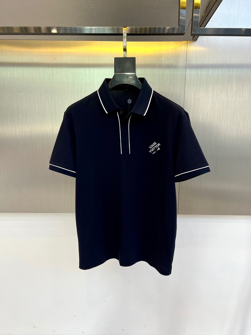 NO:499179,1v, 2025s classic iconic logo embellishment elements, classic fashion lapel, Polo shirt short sleeves, trading company channel orders, simple and elegant, fashionable and versatile, and the quality is even more unstriking!  The imported fixed-woven pure cotton bead mesh fabric is used, which is soft, straight, stylish, breathable and comfortable. The upper body has a good drooping feeling and is not easy to deform! It is even less likely to fade! A clean and refreshing foundation. The POLO shirt style is small and crisp pointed collar, and the armband design uses the three-dimensional craftsmanship of the brand logo, which perfectly combines leisure and business!  Fashionable and versatile!  M-4XL (model 173, 143 catties upper body L size), T-shirt, alexander wang198609091v、2025s经典标志性Logo点缀元素 经典时尚翻领 Polo衫短袖 ,贸易公司渠道订单,简约大气,时尚百搭,品相更是无法挑剔！选用客供进口定织纯棉珠地网眼面料,柔软挺阔有型、透气舒适.上身垂感好,不易变形!更不易褪色!干净清爽的基础 POLO衫版型,小巧而挺括的尖领有型又时尚,袖标设计运用了品牌logo立体工艺,休闲与商务完美结合！时尚百搭！M-4XL（模特173,143斤上身L码）,,T-shirt,alexander wang,Men's clothing