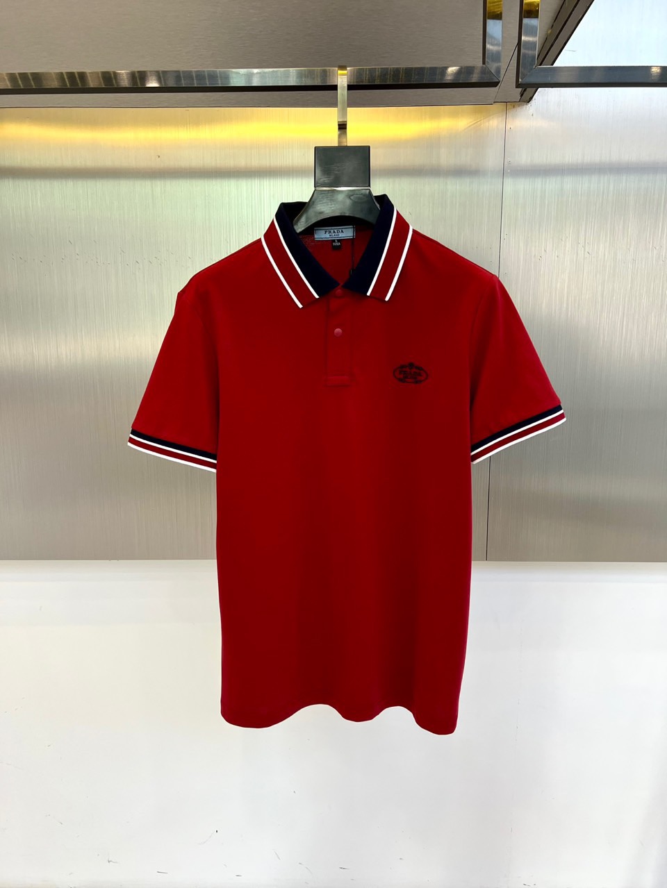 NO:499147,Prada, 2025s classic iconic logo embellishment elements, classic fashion lapel, Polo shirt short sleeves, trading company channel orders, simple and elegant, fashionable and versatile, and the quality is even more unstriking!  The imported fixed-woven pure cotton bead mesh fabric is used, which is soft, straight, stylish, breathable and comfortable. The upper body has a good drooping feeling and is not easy to deform! It is even less likely to fade! A clean and refreshing foundation. The POLO shirt style is small and crisp pointed collar, and the armband design uses the three-dimensional craftsmanship of the brand logo, which perfectly combines leisure and business!  Fashionable and versatile!  M-4XL (model 173, 143 catties upper body L size), prada, T-shirt, alexander wang19860909普拉达、2025s经典标志性Logo点缀元素 经典时尚翻领 Polo衫短袖 ,贸易公司渠道订单,简约大气,时尚百搭,品相更是无法挑剔！选用客供进口定织纯棉珠地网眼面料,柔软挺阔有型、透气舒适.上身垂感好,不易变形!更不易褪色!干净清爽的基础 POLO衫版型,小巧而挺括的尖领有型又时尚,袖标设计运用了品牌logo立体工艺,休闲与商务完美结合！时尚百搭！M-4XL（模特173,143斤上身L码）,,prada,T-shirt,alexander wang,Men's clothing