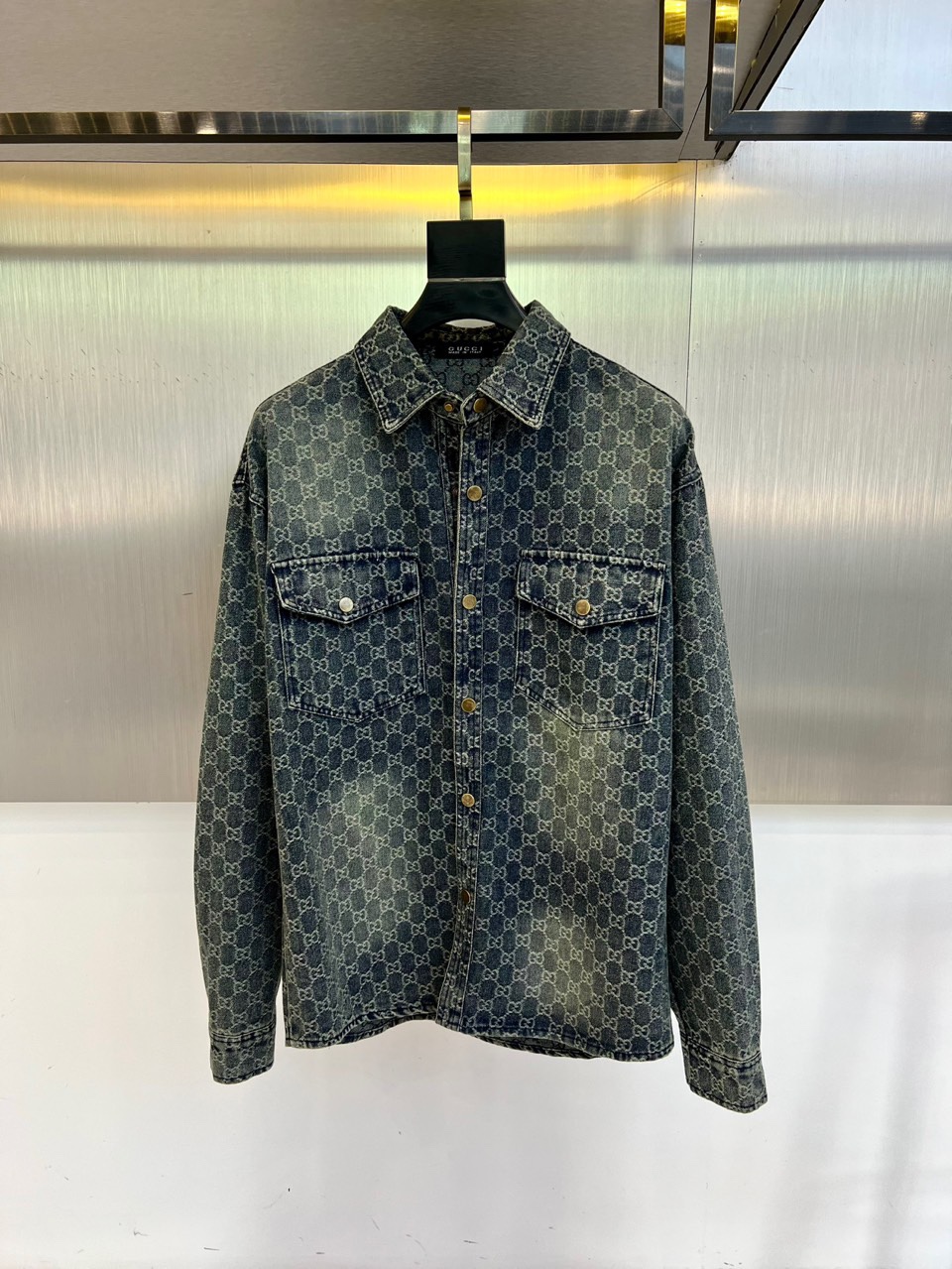 NO:499153,Gucci, 2025 early autumn new men's denim jacket, imported yb fabric, with wide texture and smooth feel, using smooth texture to build elegant and sporty silhouette, textured pixel effect printing reshapes classic patterns, signs, dark and light contrasting color mosaic jacquard texture, high-end and fashionable, double pockets on the chest embellish the overall shape jacquard letters highlight the brand tone, and artwork that cannot be copied. 48-56 (model 173, 143 catties upper body 50 sizes), gucci, jackets & coats, alexander wang19860909Gucci、2025早秋新品男装牛仔外套,进口yb面料,质感挺阔,手感顺滑,采用顺滑质感构筑雅致运动廓形,纹理的像素效果印花重塑经典图案,标牌标识,深浅撞色马赛克提花肌理质感高级时髦,胸前双口袋点缀整体造型提花字母凸显品牌调性,不可复制的艺术品.48-56（模特173,143斤上身50码）,,gucci,jackets & coats,alexander wang,Men's clothing